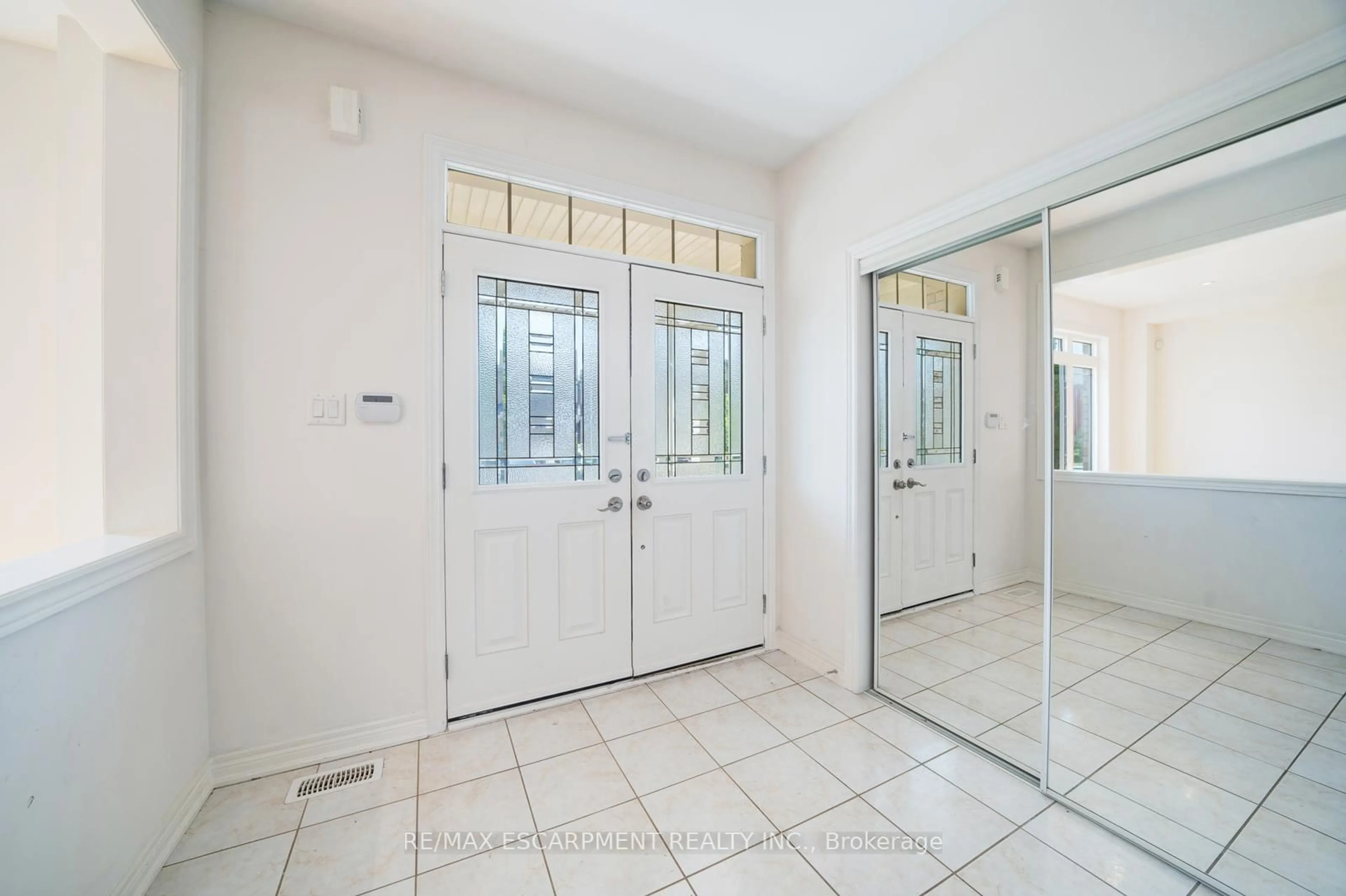 Indoor entryway for 6 Weekes Ave, Richmond Hill Ontario L4E 0N2