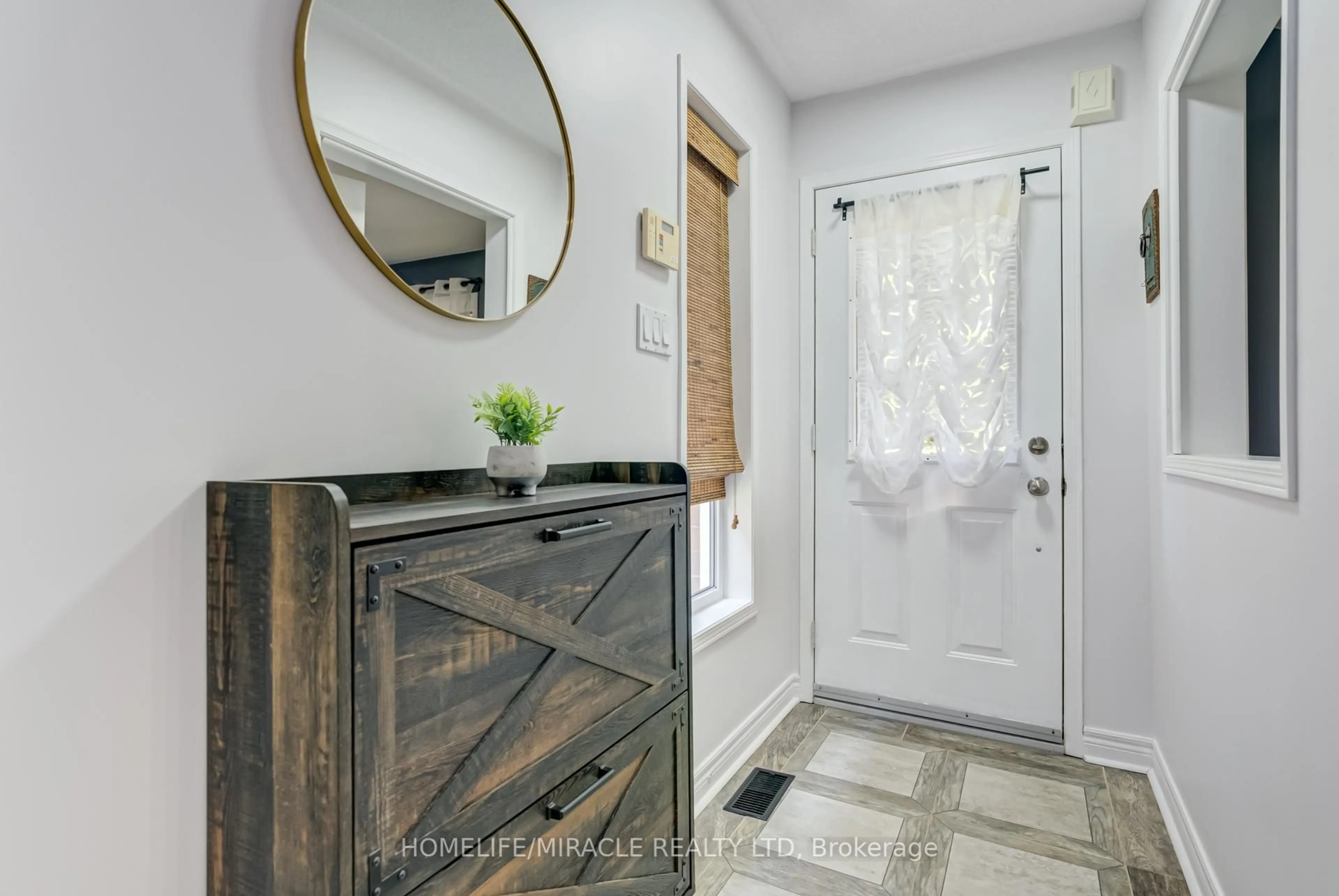 Indoor entryway for 146 8th Ave, New Tecumseth Ontario L9R 1Z8