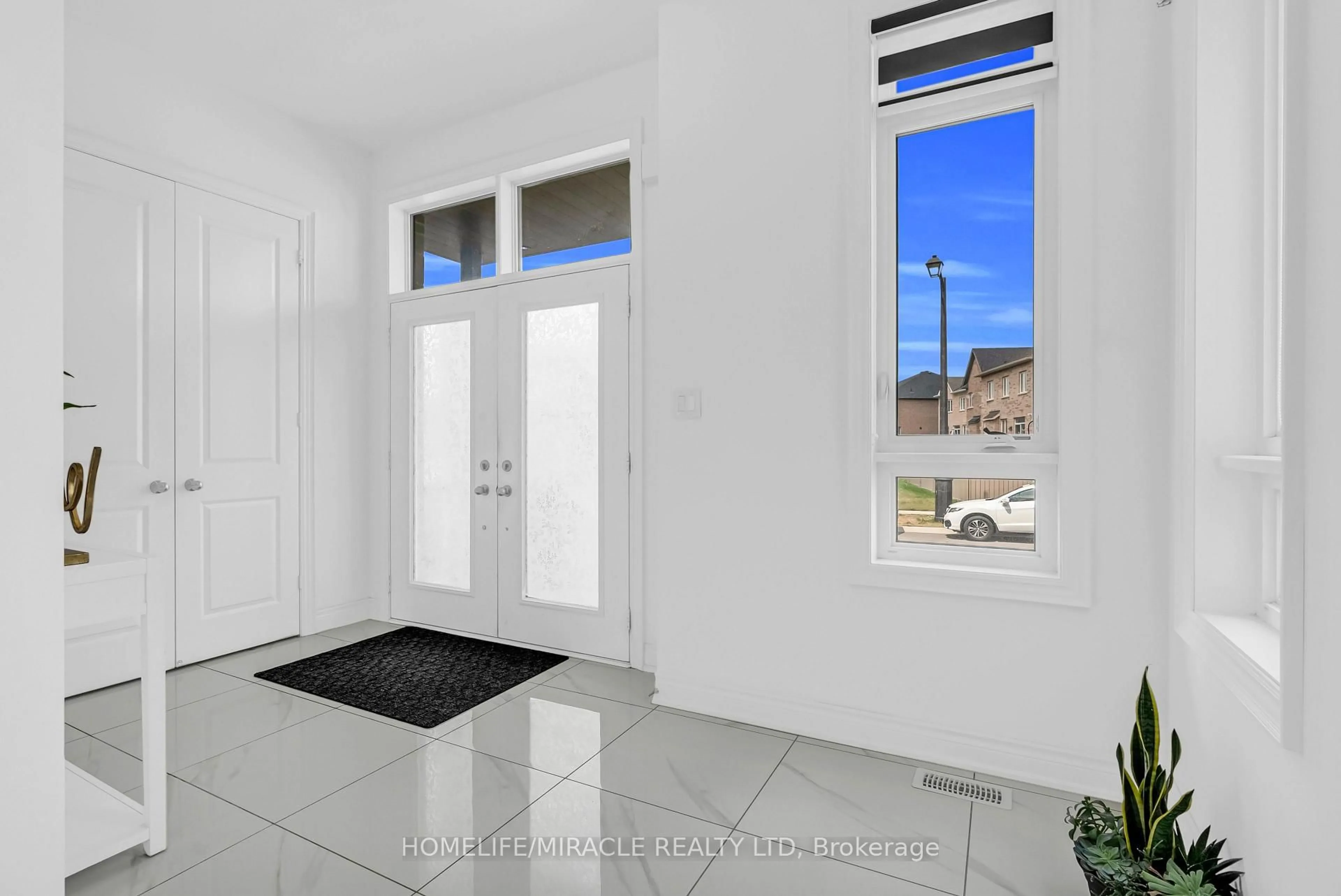 Indoor entryway for 9 Galen Cres, Vaughan Ontario L4H 5B6