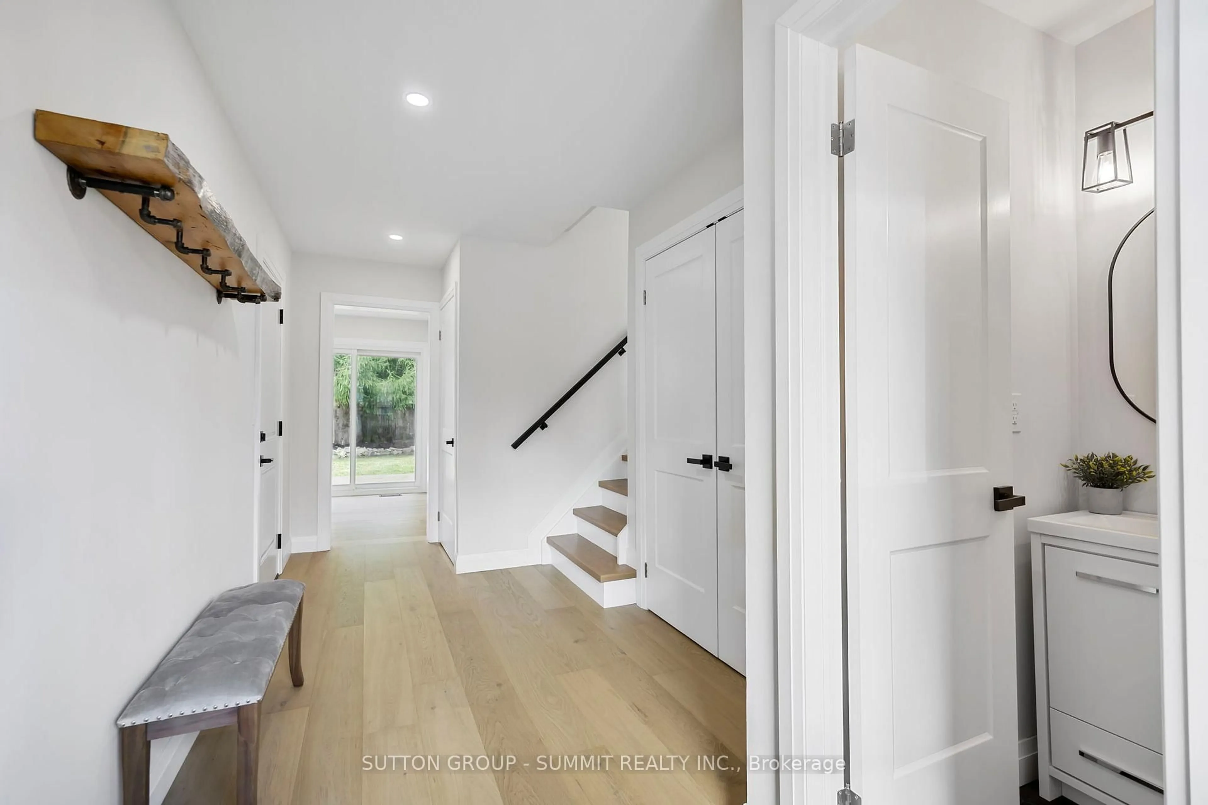 Indoor entryway for 124 King St, New Tecumseth Ontario L9R 1B2