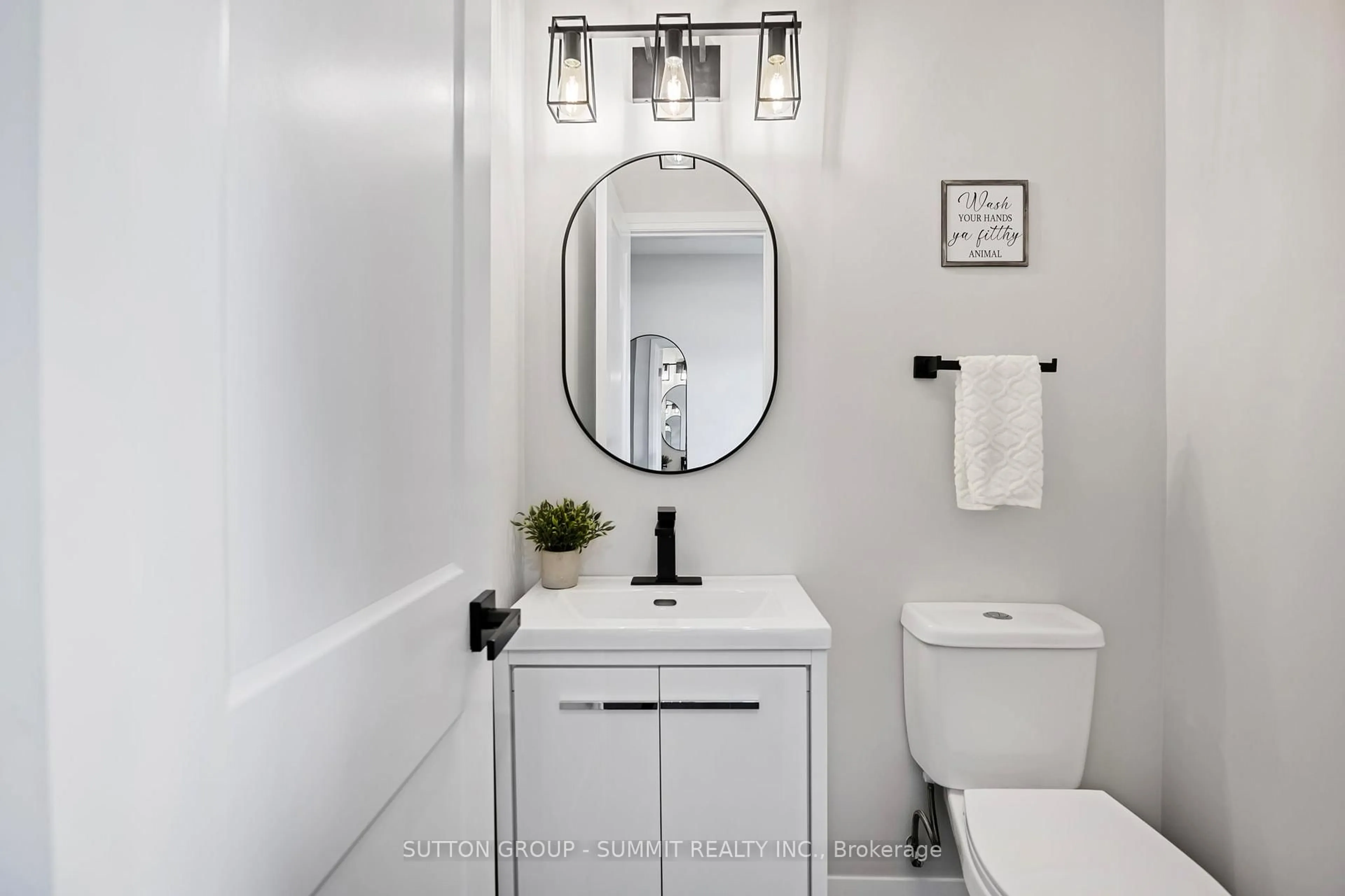 Contemporary bathroom, ceramic/tile floor for 124 King St, New Tecumseth Ontario L9R 1B2