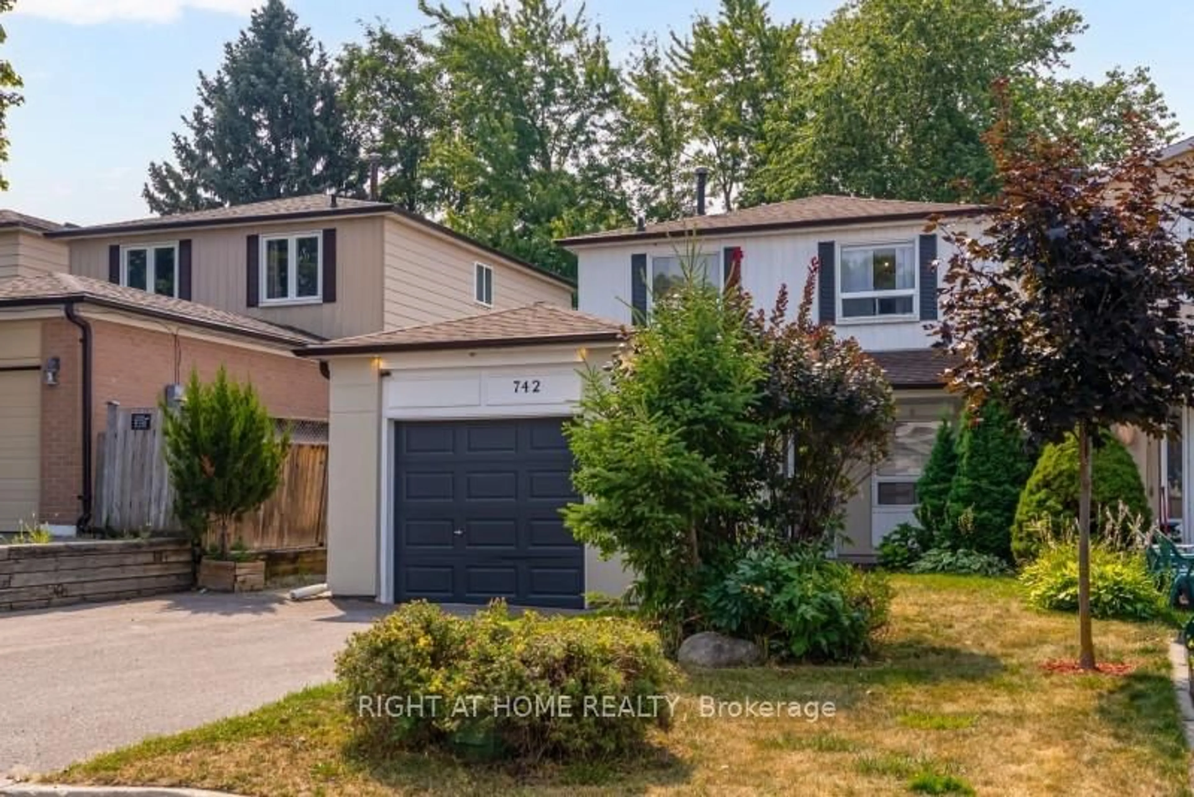 Home with vinyl exterior material, street for 742 Beman Dr, Newmarket Ontario L3Y 4Z2