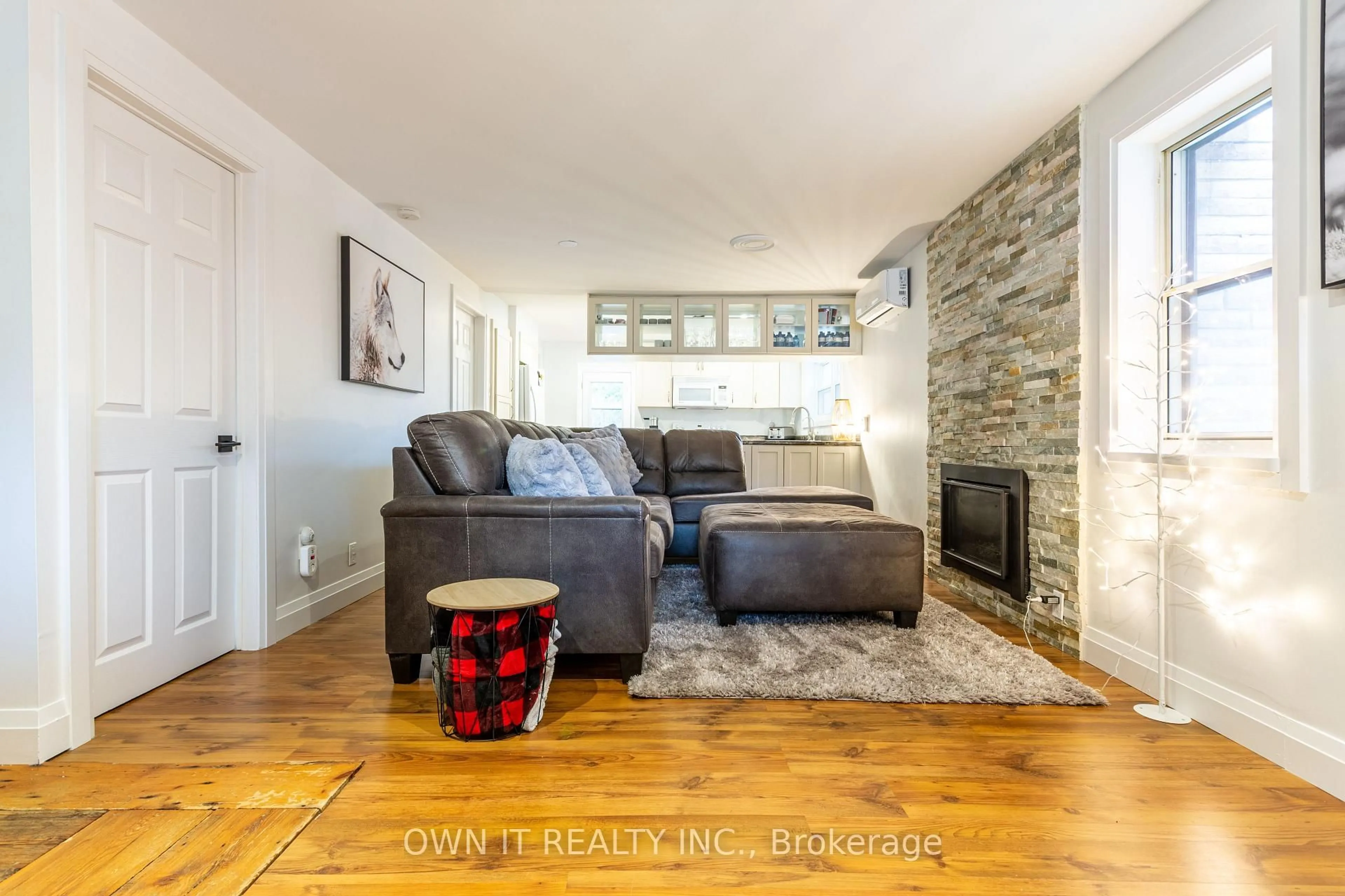 Living room with furniture, unknown for 648 10th Line, Innisfil Ontario L9S 3N7