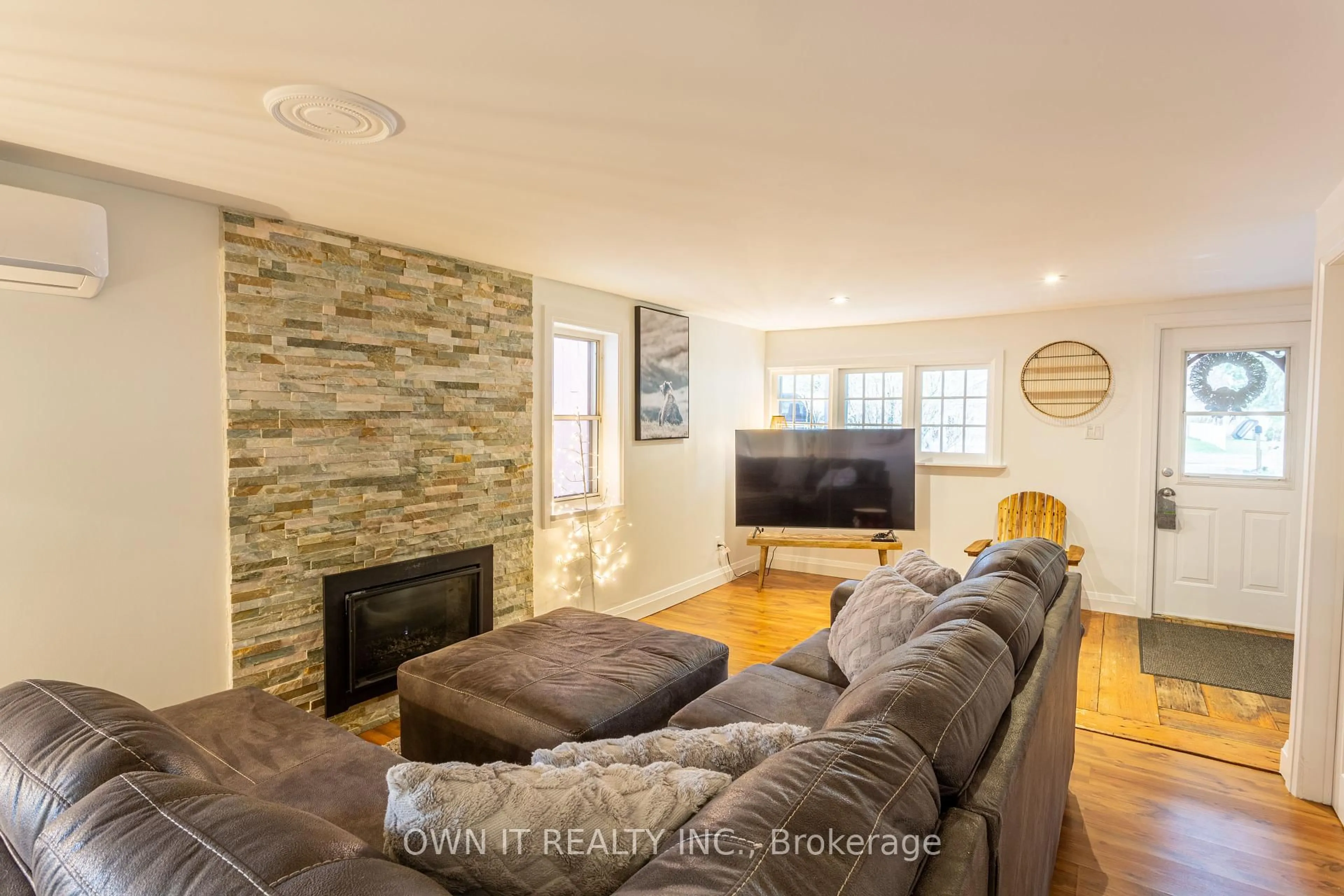 Living room with furniture, unknown for 648 10th Line, Innisfil Ontario L9S 3N7