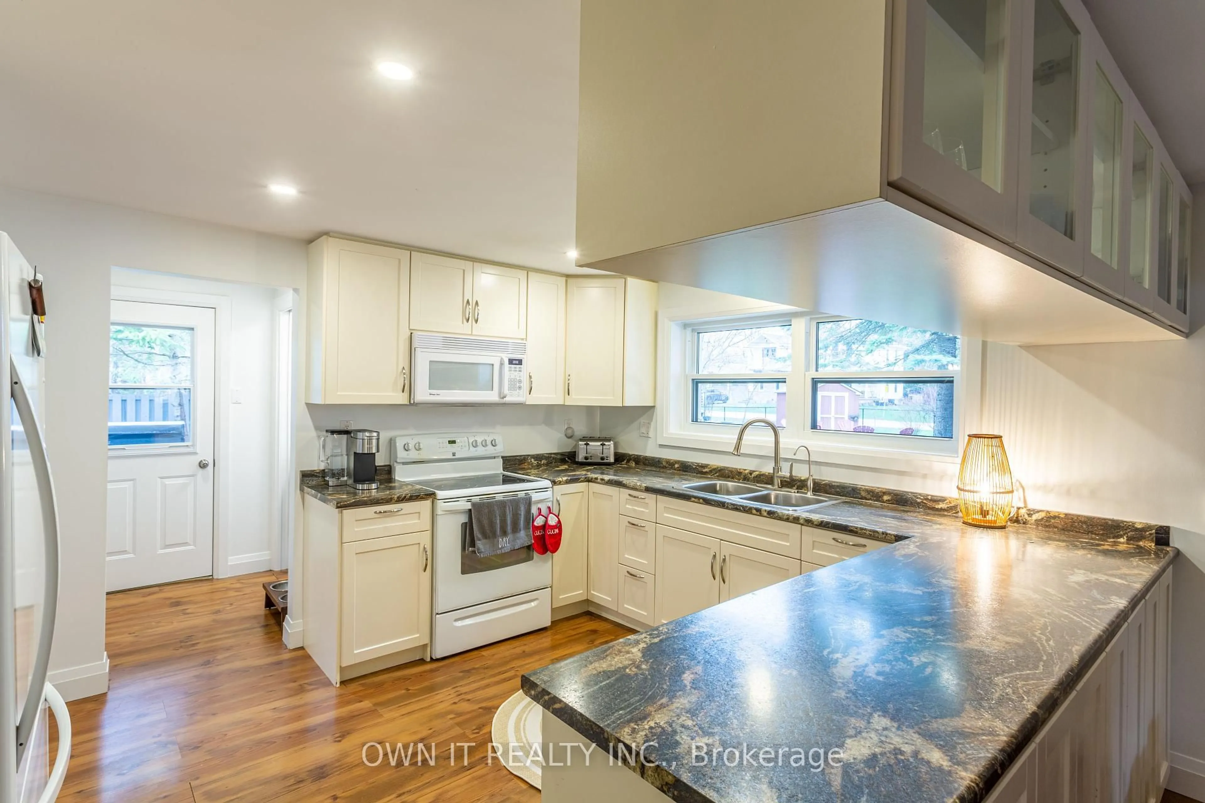 Open concept kitchen, ceramic/tile floor for 648 10th Line, Innisfil Ontario L9S 3N7