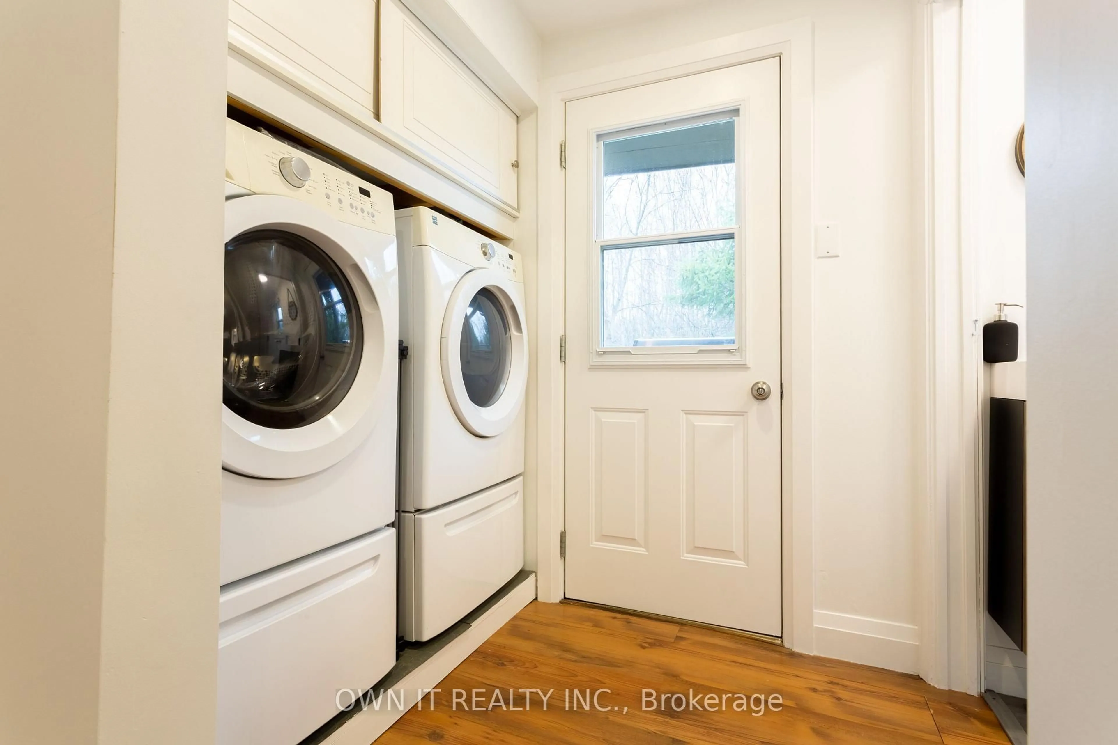 Laundry room for 648 10th Line, Innisfil Ontario L9S 3N7