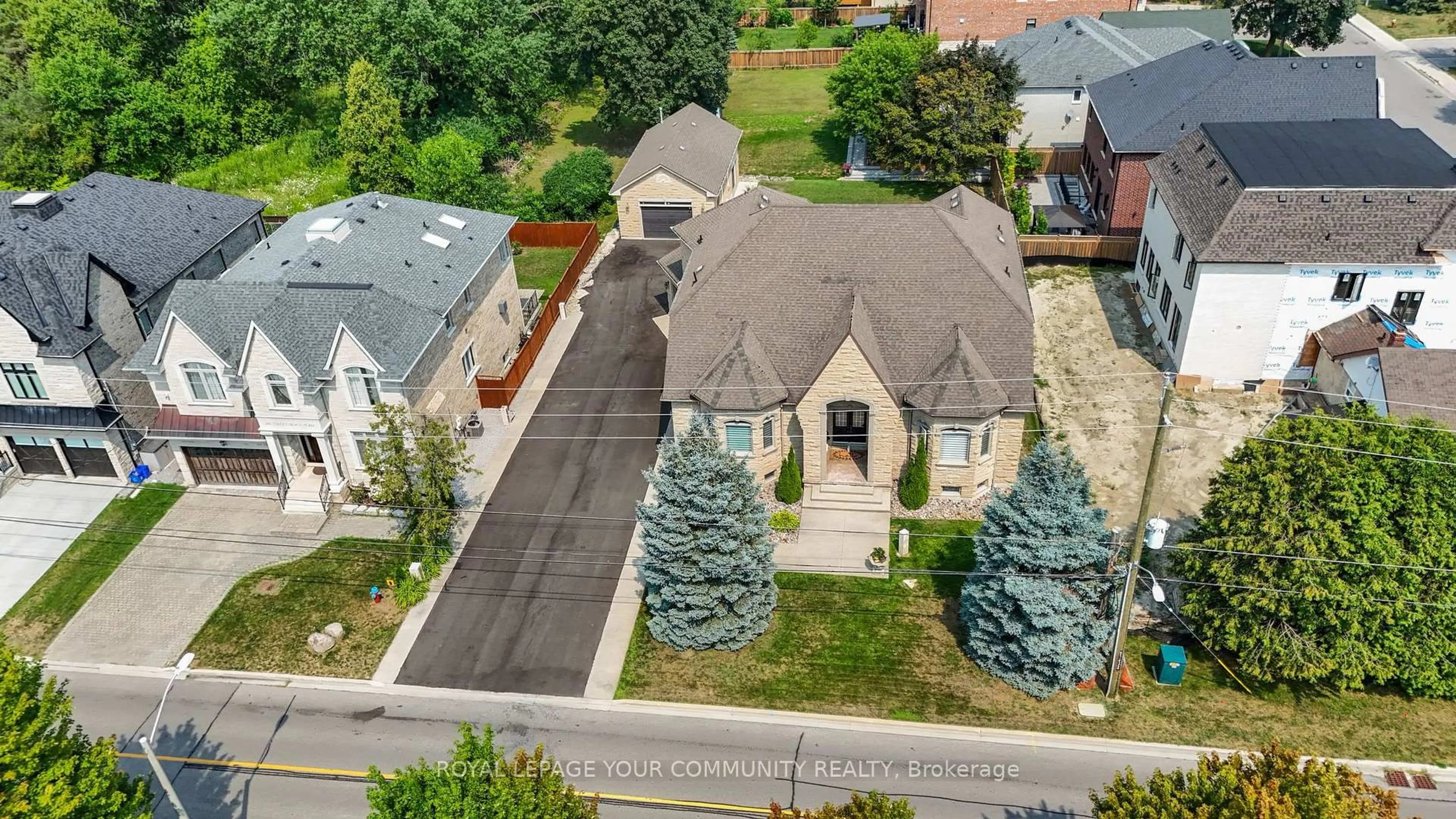 A pic from outside/outdoor area/front of a property/back of a property/a pic from drone, street for 294 Sunset Beach Rd, Richmond Hill Ontario L4E 3H2