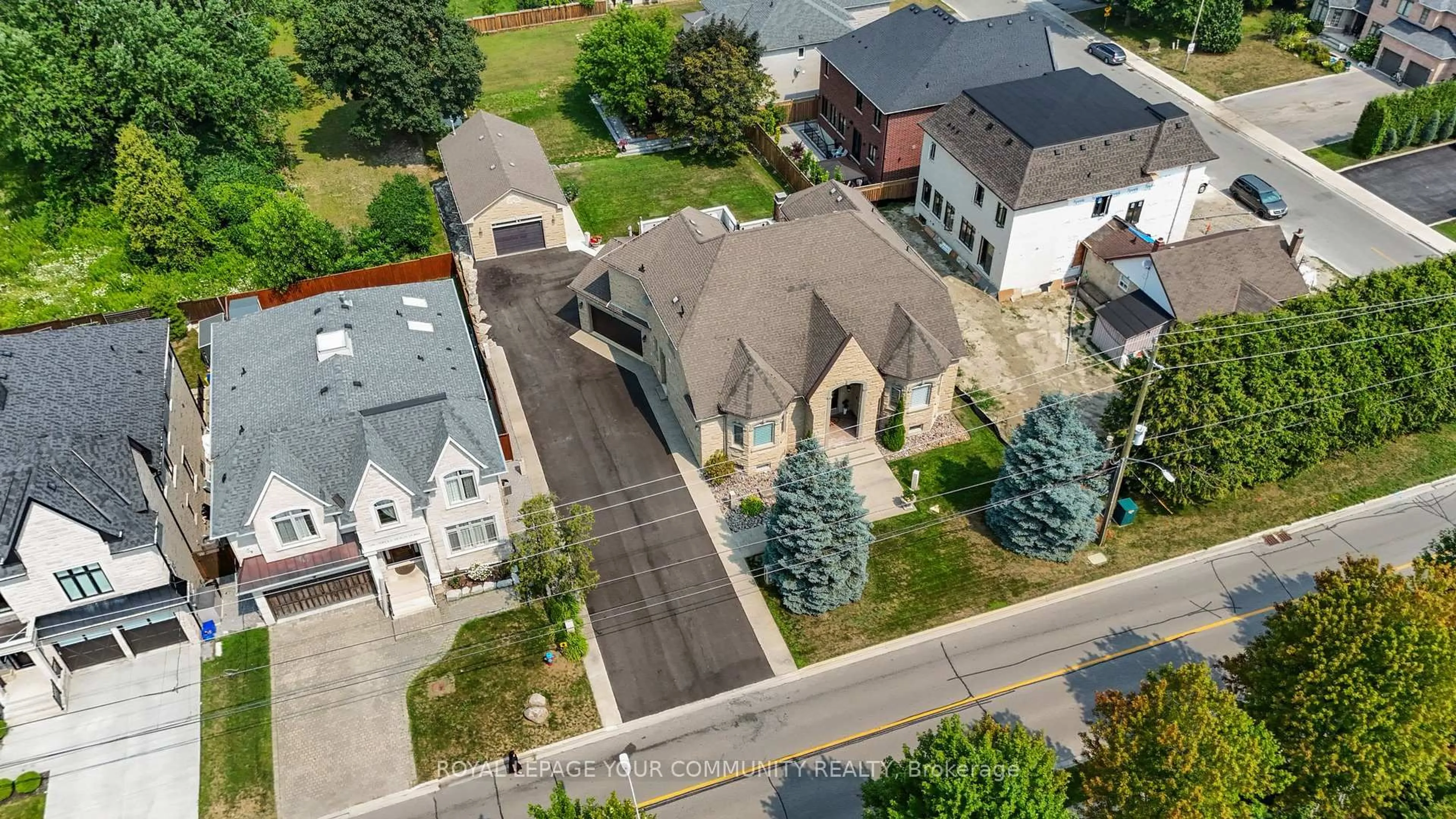 A pic from outside/outdoor area/front of a property/back of a property/a pic from drone, street for 294 Sunset Beach Rd, Richmond Hill Ontario L4E 3H2