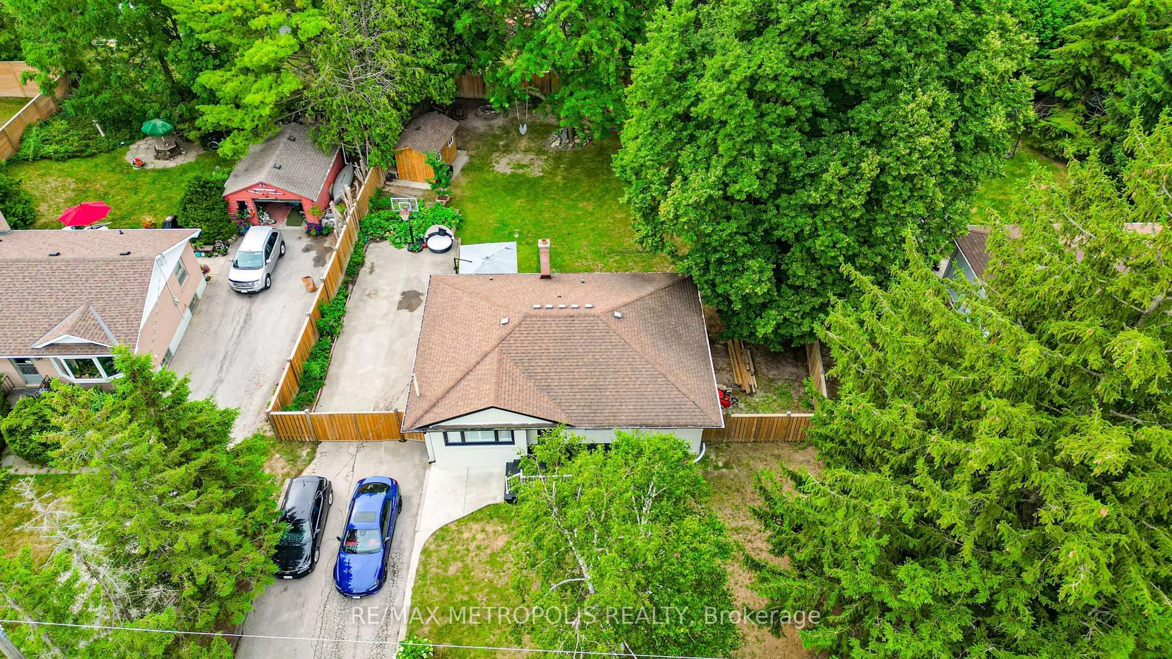 A pic from outside/outdoor area/front of a property/back of a property/a pic from drone, street for 23 Hawman Ave, King Ontario L0G 1N0
