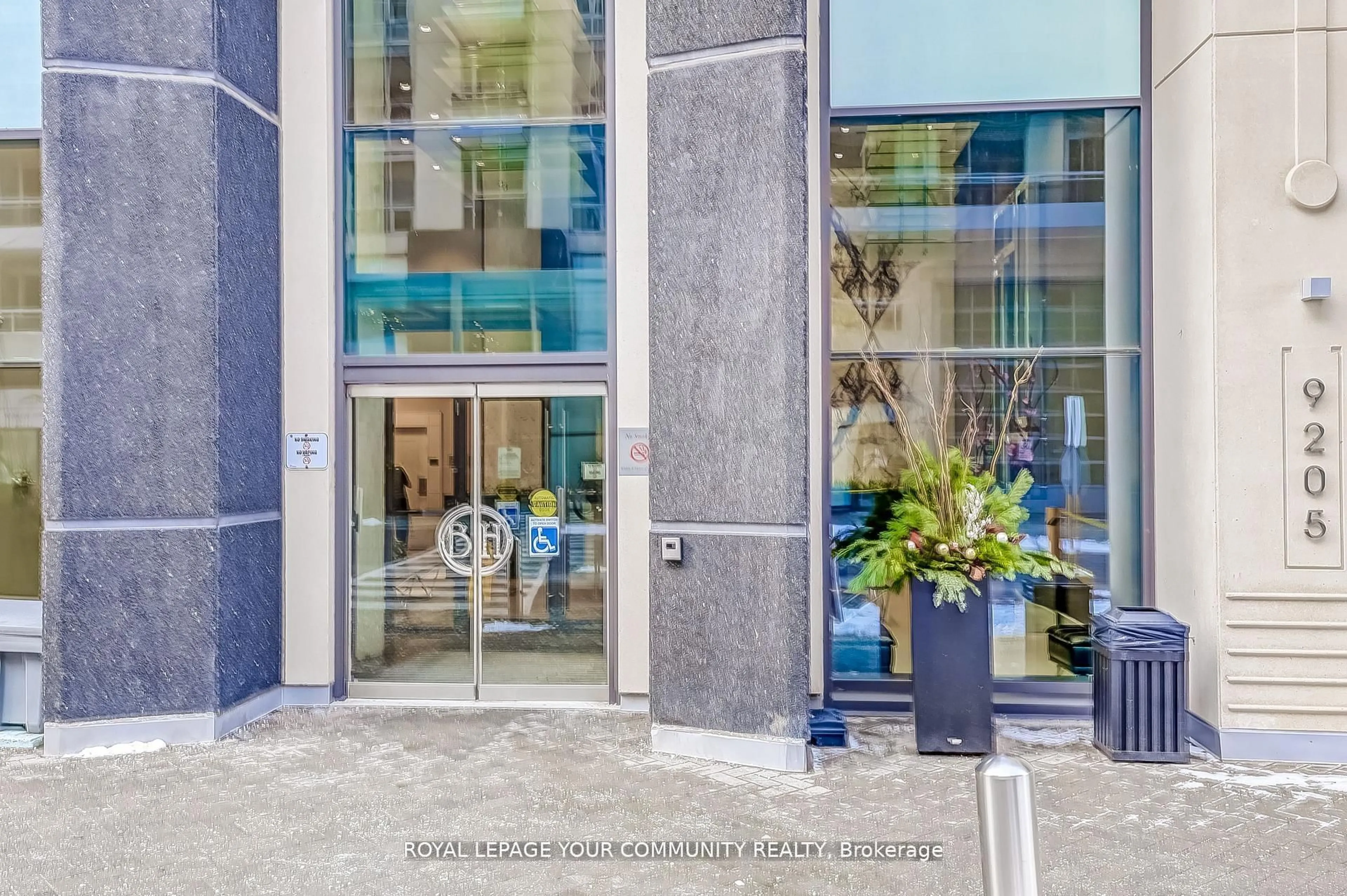 Indoor foyer for 9205 Yonge St #401 NE, Richmond Hill Ontario L4C 6Z2
