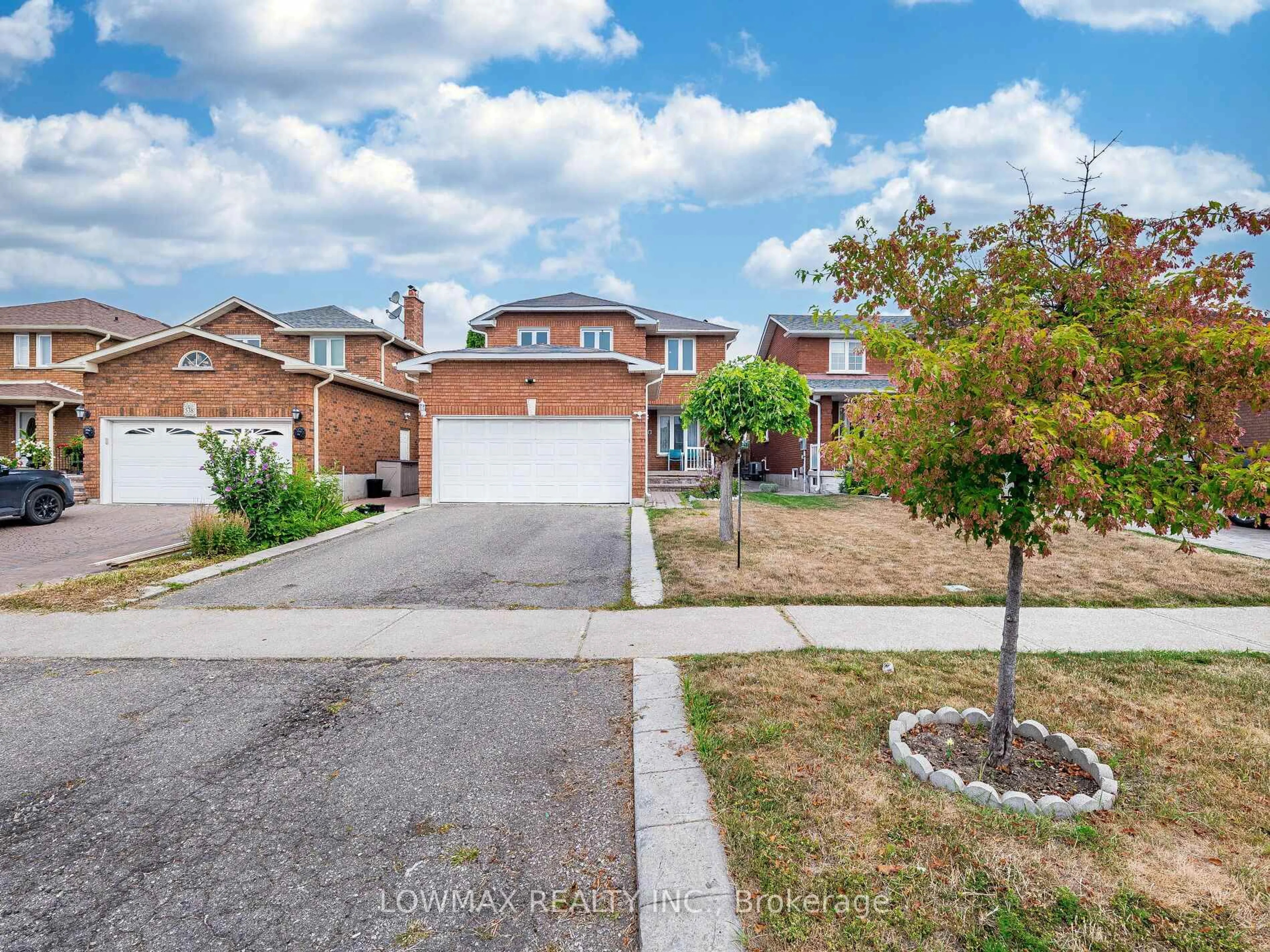 A pic from outside/outdoor area/front of a property/back of a property/a pic from drone, street for 534 Chancellor Dr, Vaughan Ontario L4L 5G1