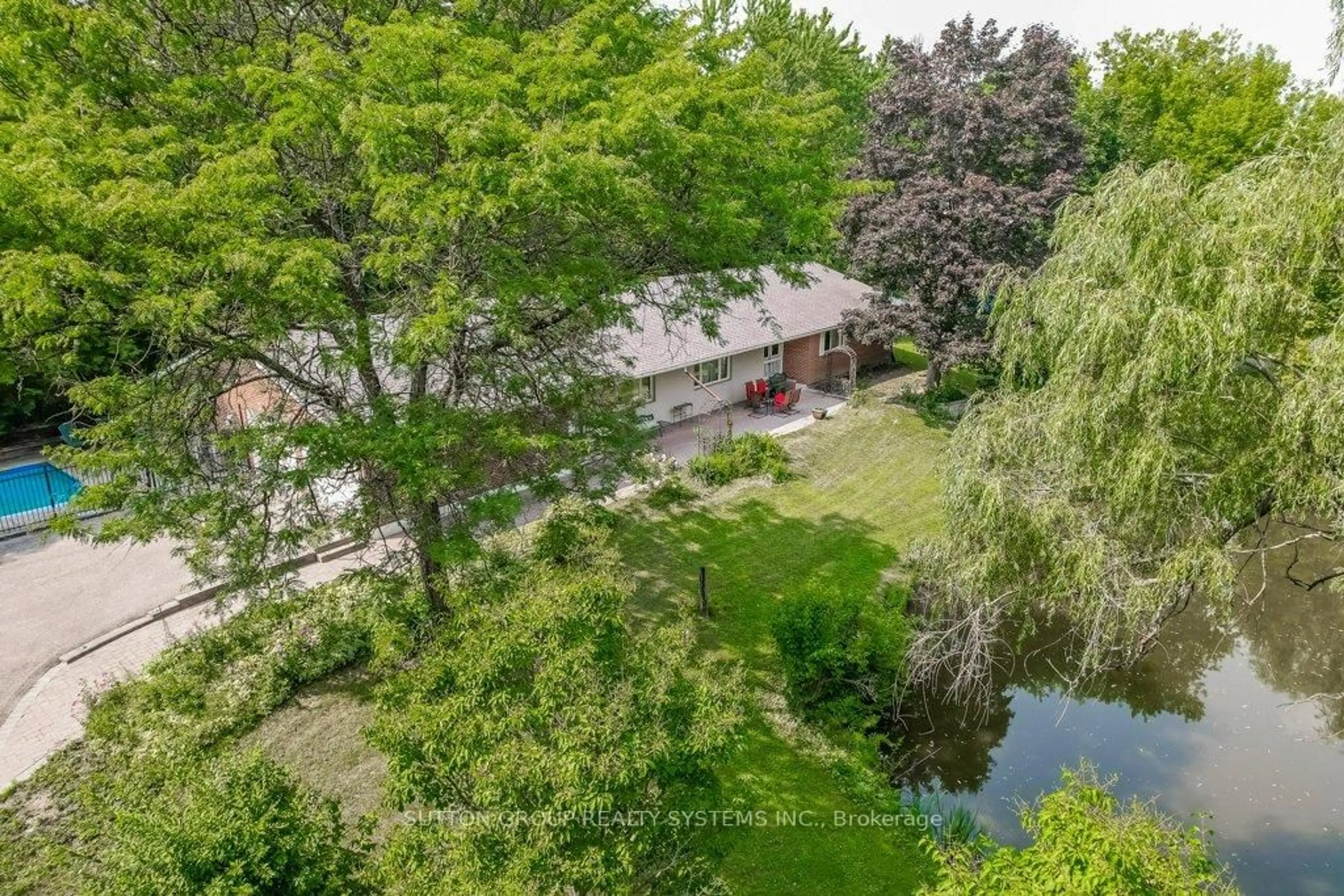 A pic from outside/outdoor area/front of a property/back of a property/a pic from drone, water/lake/river/ocean view for 26 Harriman Rd, Aurora Ontario L4G 2S8