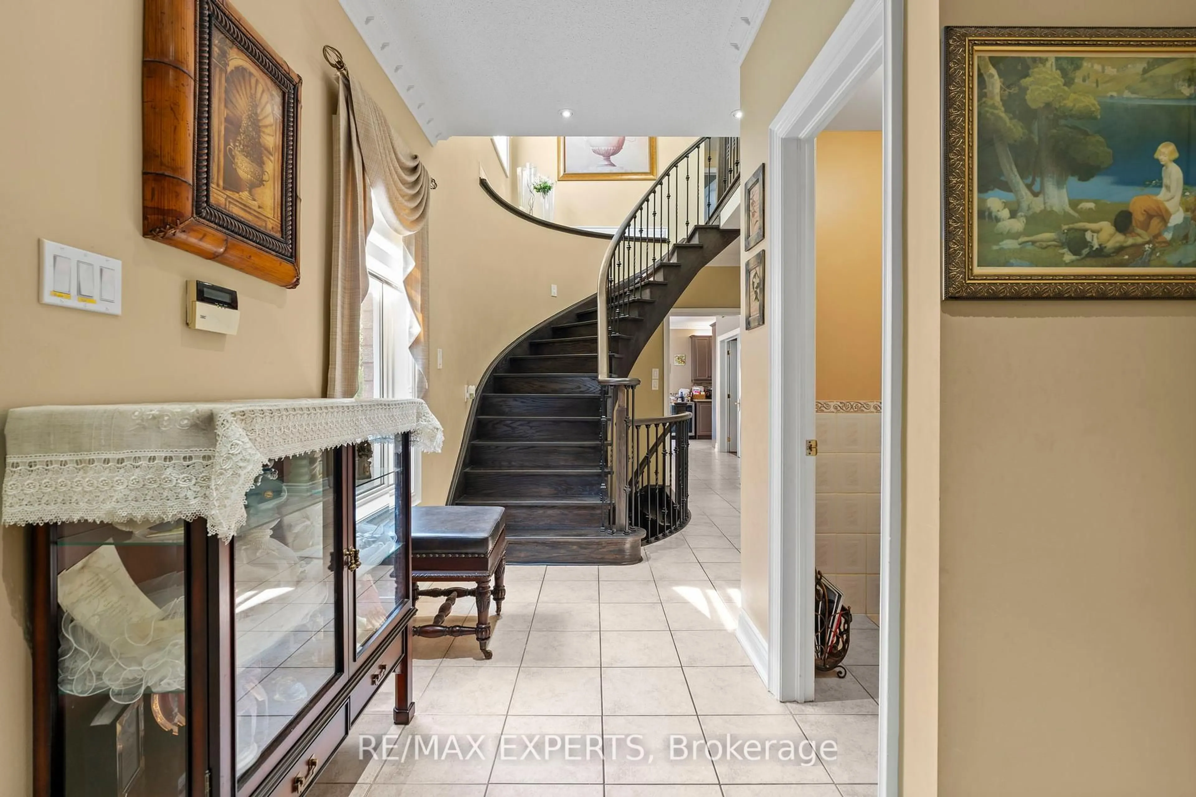 Indoor foyer for 43 Water Garden Lane, Vaughan Ontario L4H 1N2