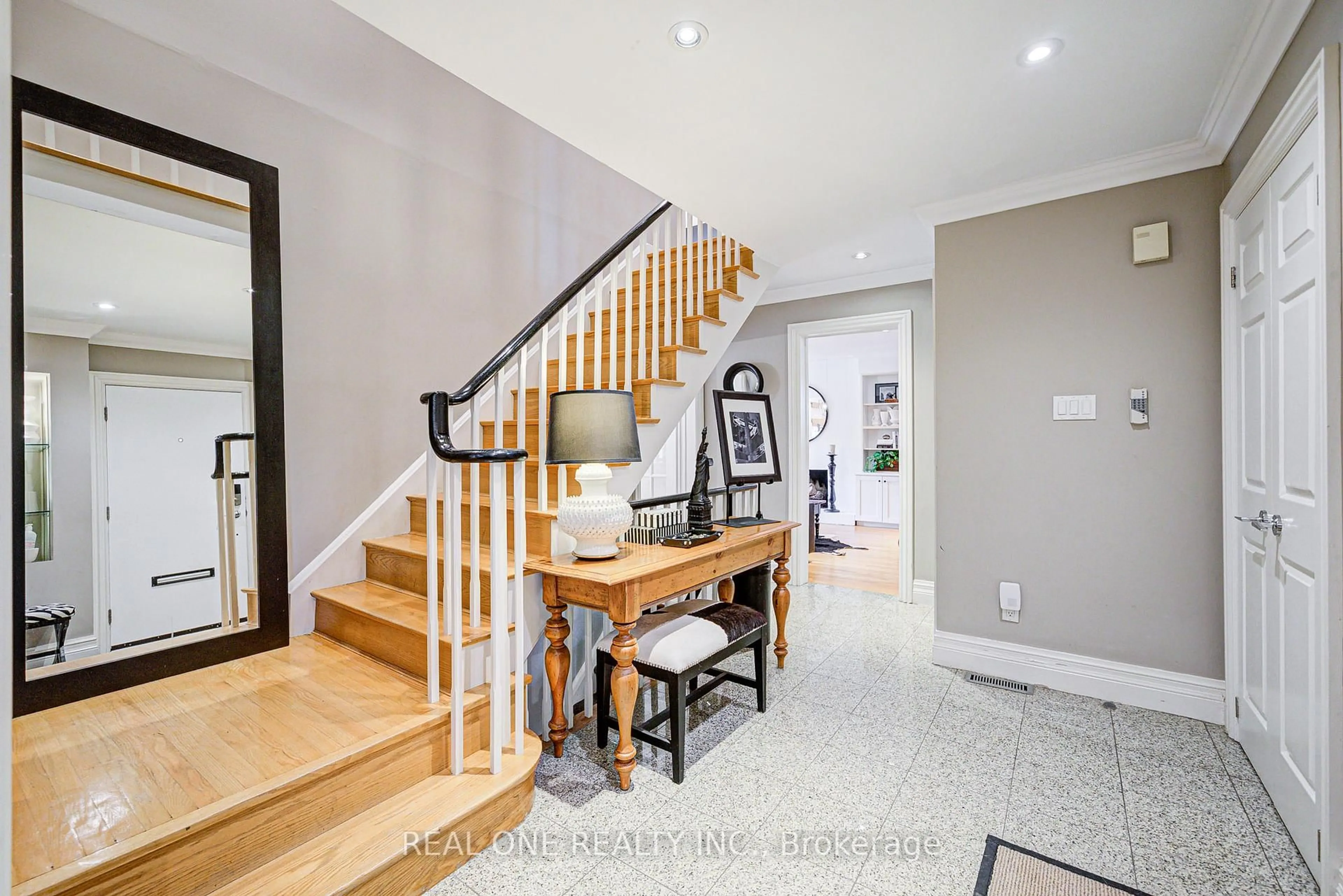 Indoor entryway for 21 Alcaine Crt, Markham Ontario L3T 2G8