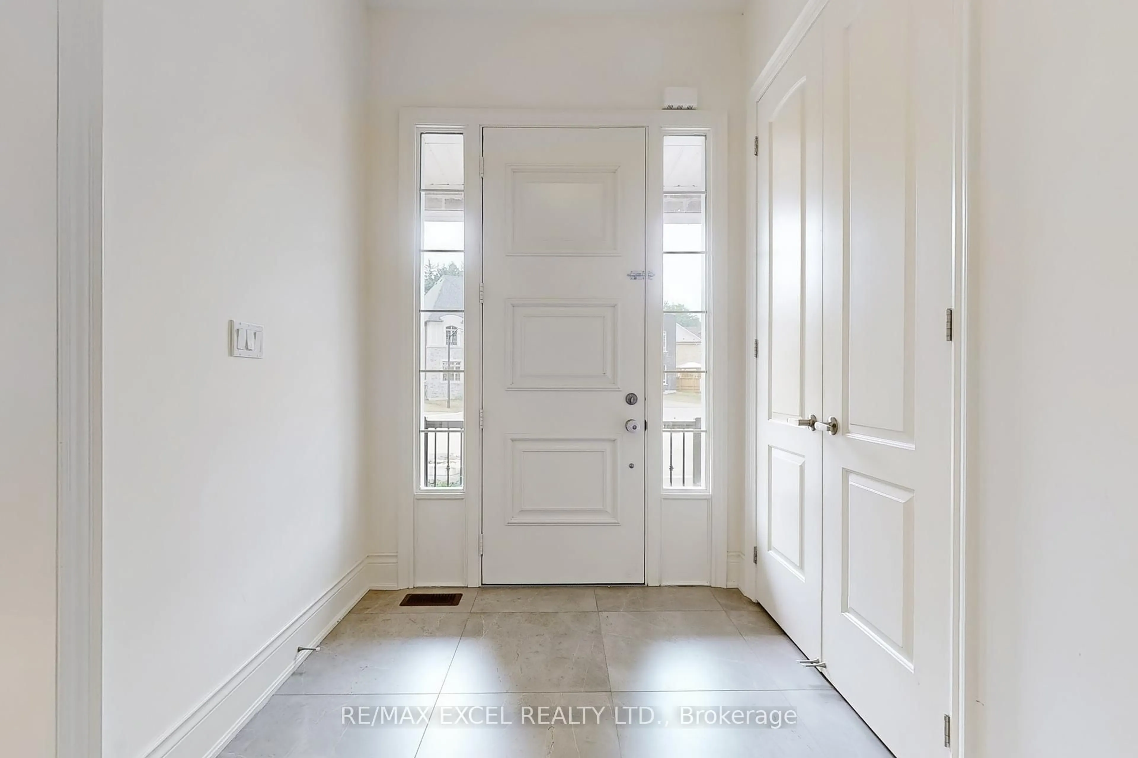 Indoor entryway for 29 Night Sky Crt, Richmond Hill Ontario L4C 2R4