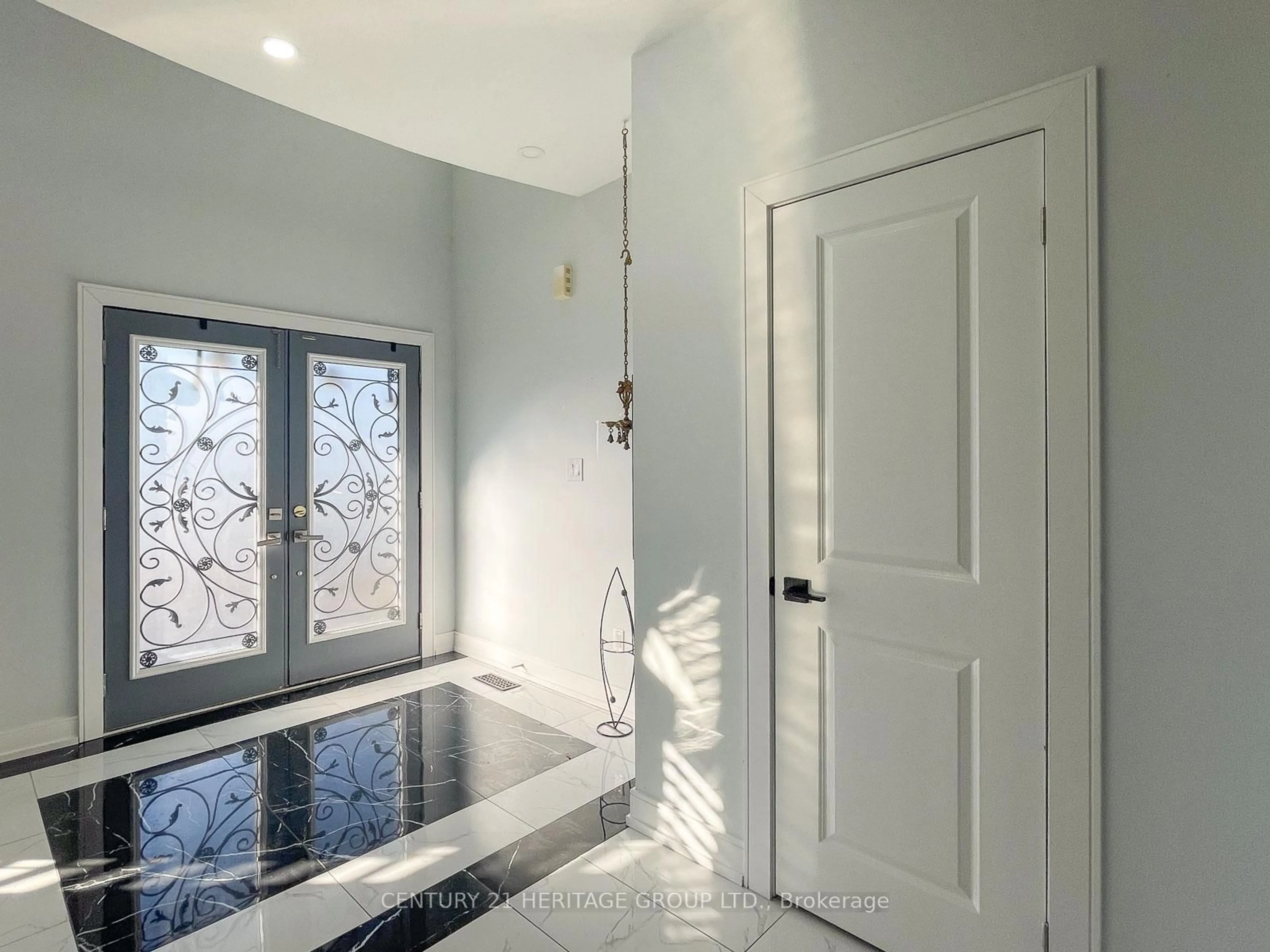 Indoor entryway for 69 Greenwood Rd, Whitchurch-Stouffville Ontario L4A 0N8