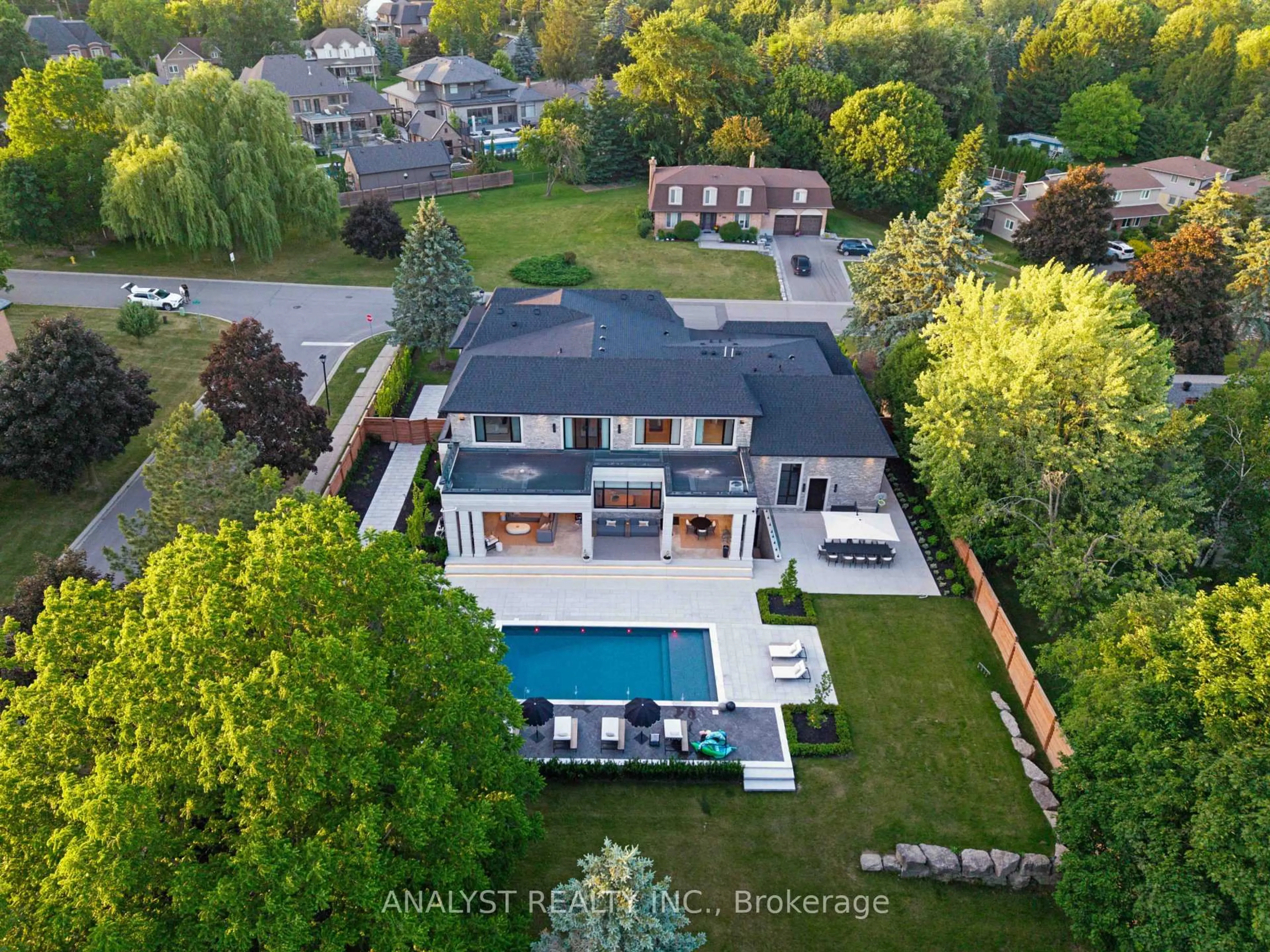 A pic from outside/outdoor area/front of a property/back of a property/a pic from drone, unknown for 81 Ellis Ave, King Ontario L0G 1N0
