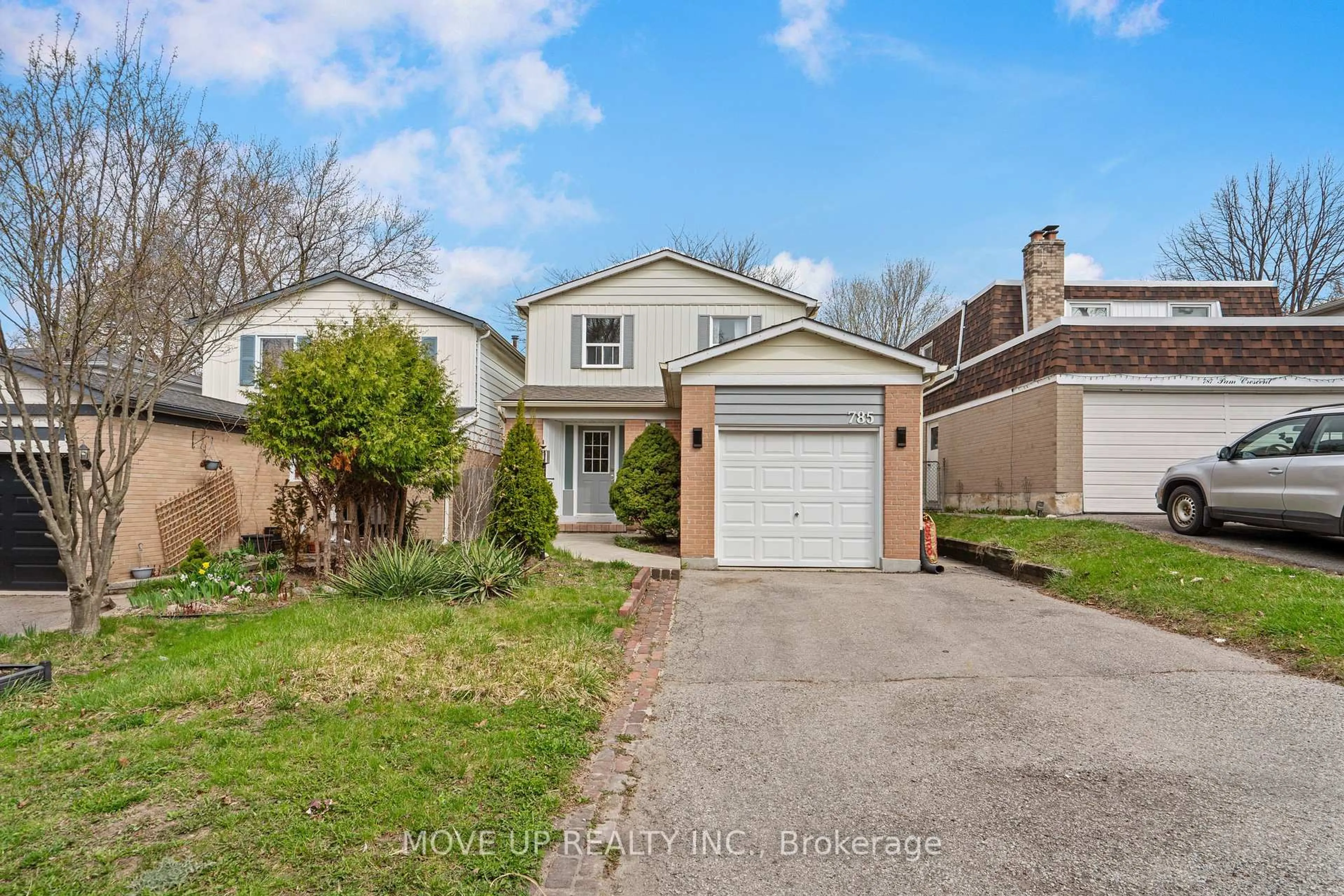 A pic from outside/outdoor area/front of a property/back of a property/a pic from drone, street for 785 Pam Cres, Newmarket Ontario L3Y 5B7
