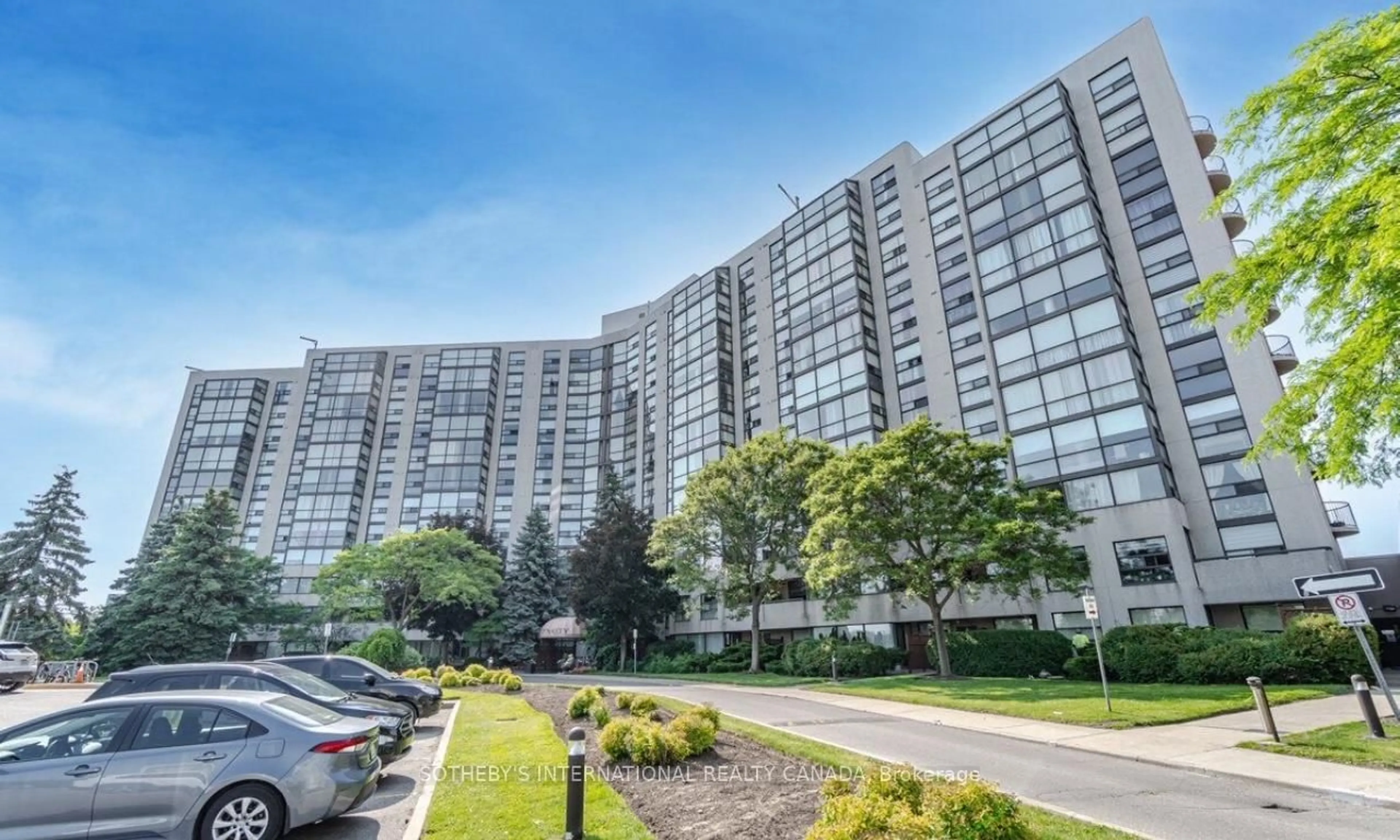 Indoor foyer for 40 Harding Blvd #301, Richmond Hill Ontario L4C 9S5