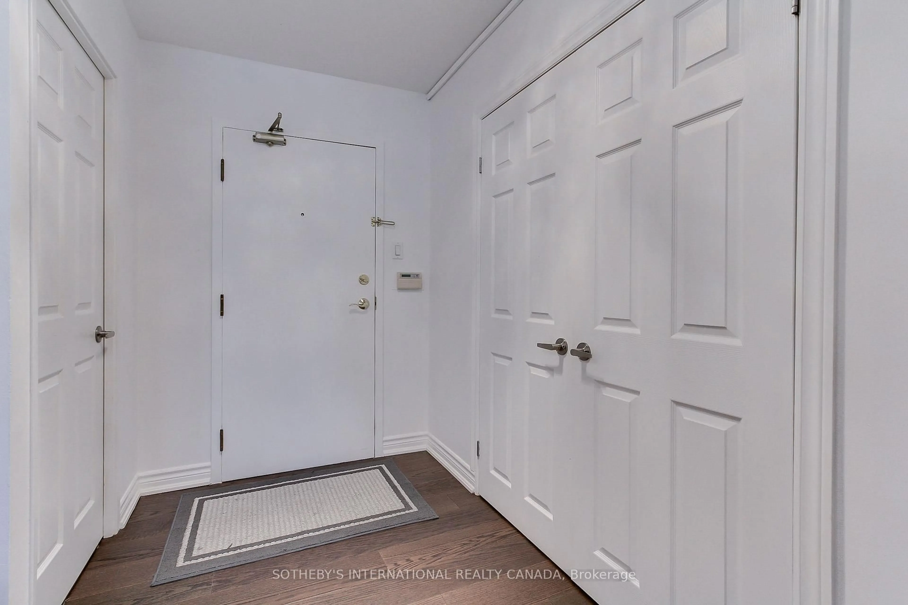 Indoor entryway for 40 Harding Blvd #301, Richmond Hill Ontario L4C 9S5
