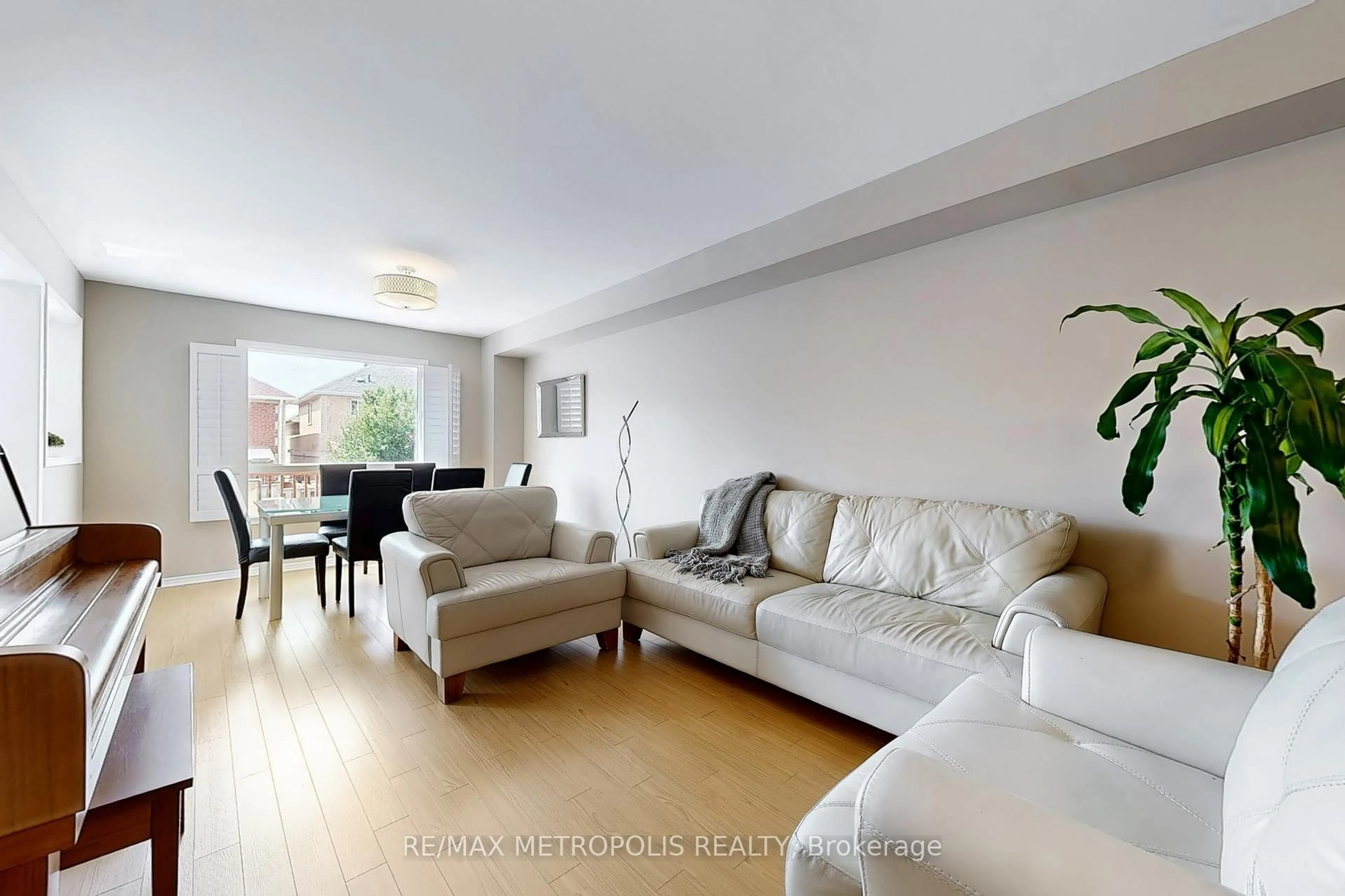 Living room with furniture, unknown for 175 Roxbury St, Markham Ontario L3S 3T5