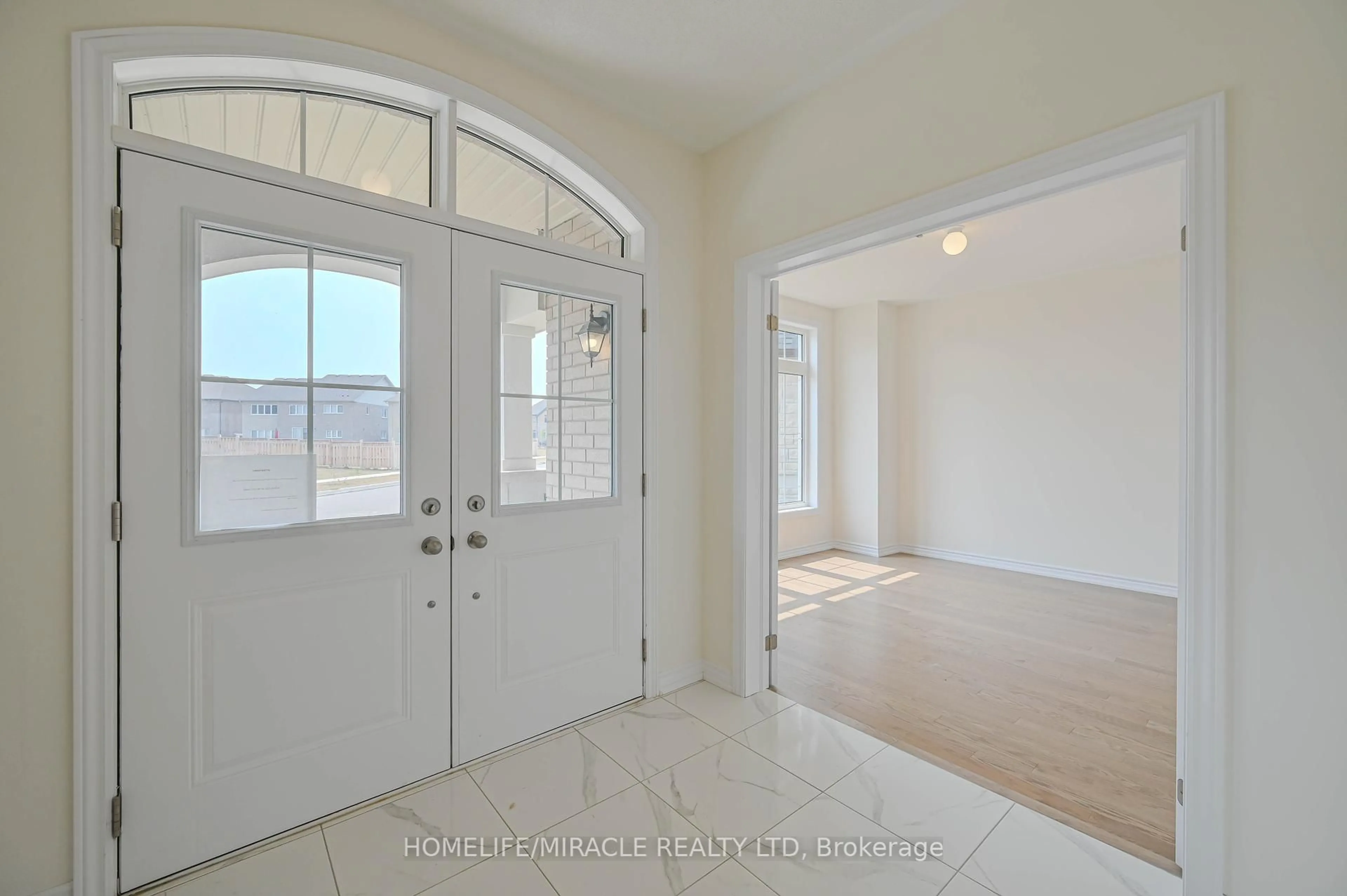 Indoor entryway for 1653 Corsal Crt, Innisfil Ontario L9S 0P8