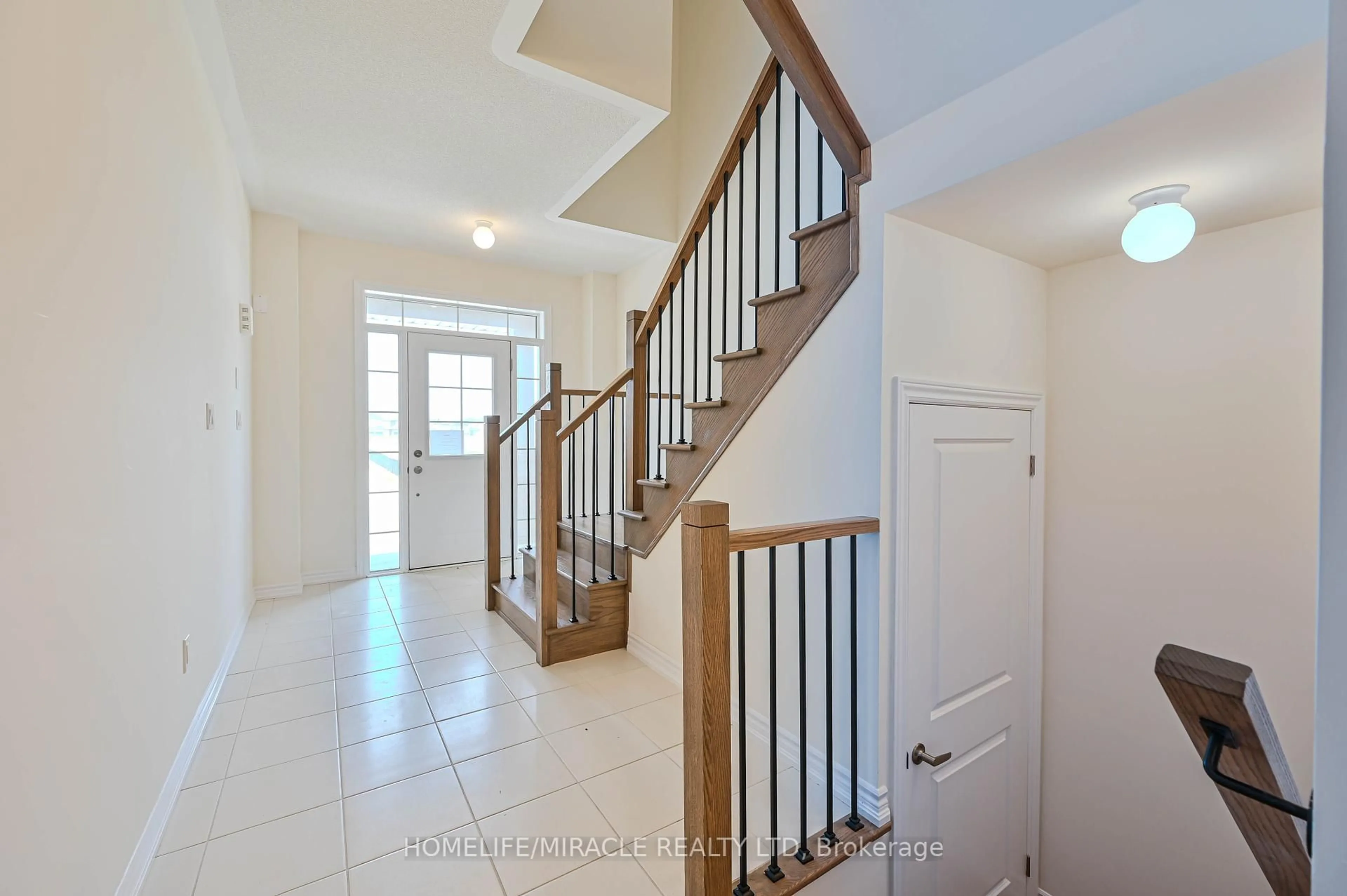 Indoor entryway for 1155 Cole St, Innisfil Ontario L9S 0R3