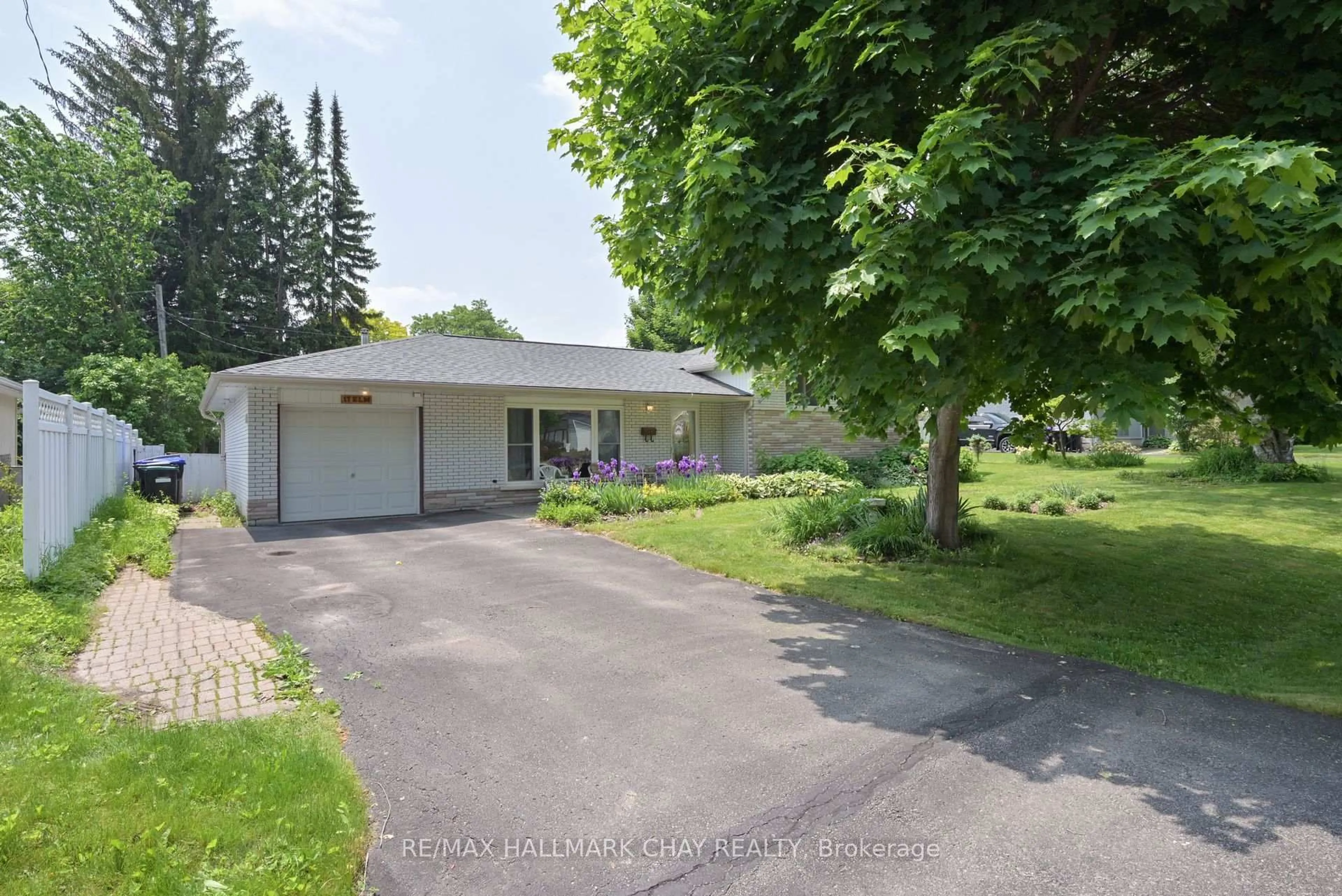 A pic from outside/outdoor area/front of a property/back of a property/a pic from drone, street for 17 Elm St, New Tecumseth Ontario L9R 1M8
