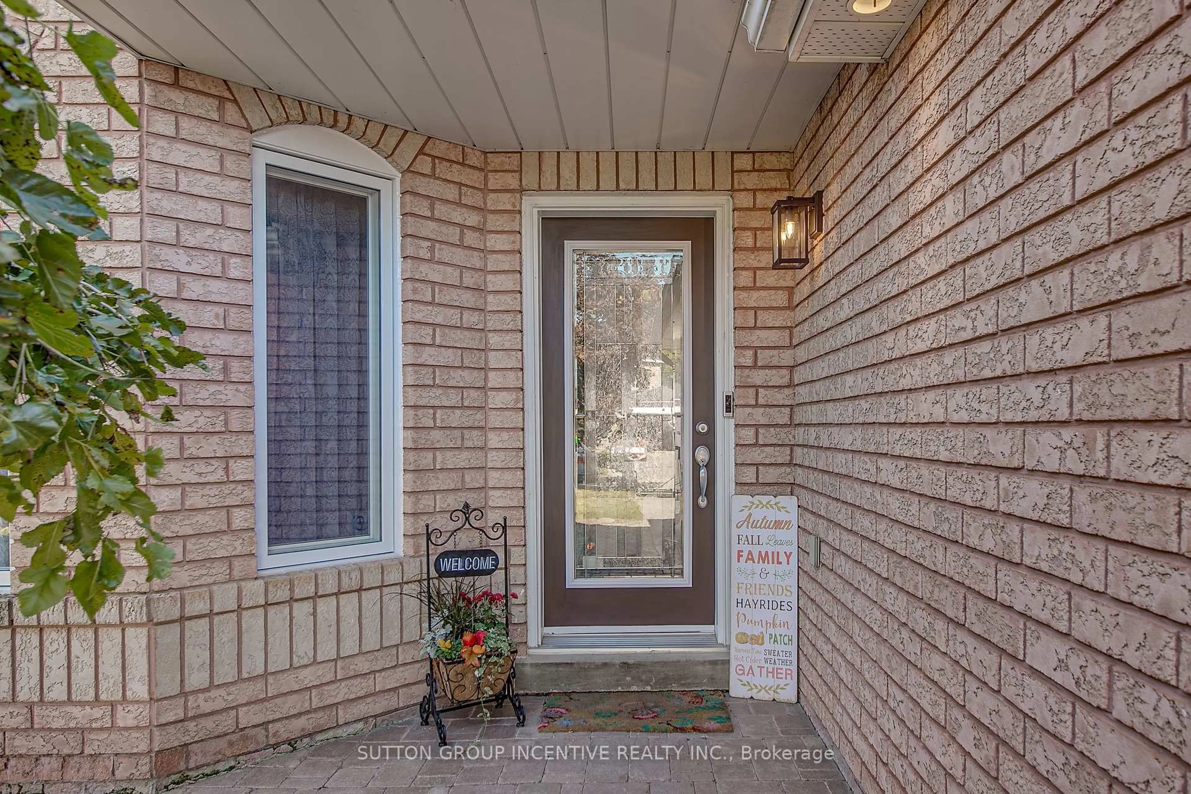 Indoor entryway for 1301 Forest St, Innisfil Ontario L9S 1Z7
