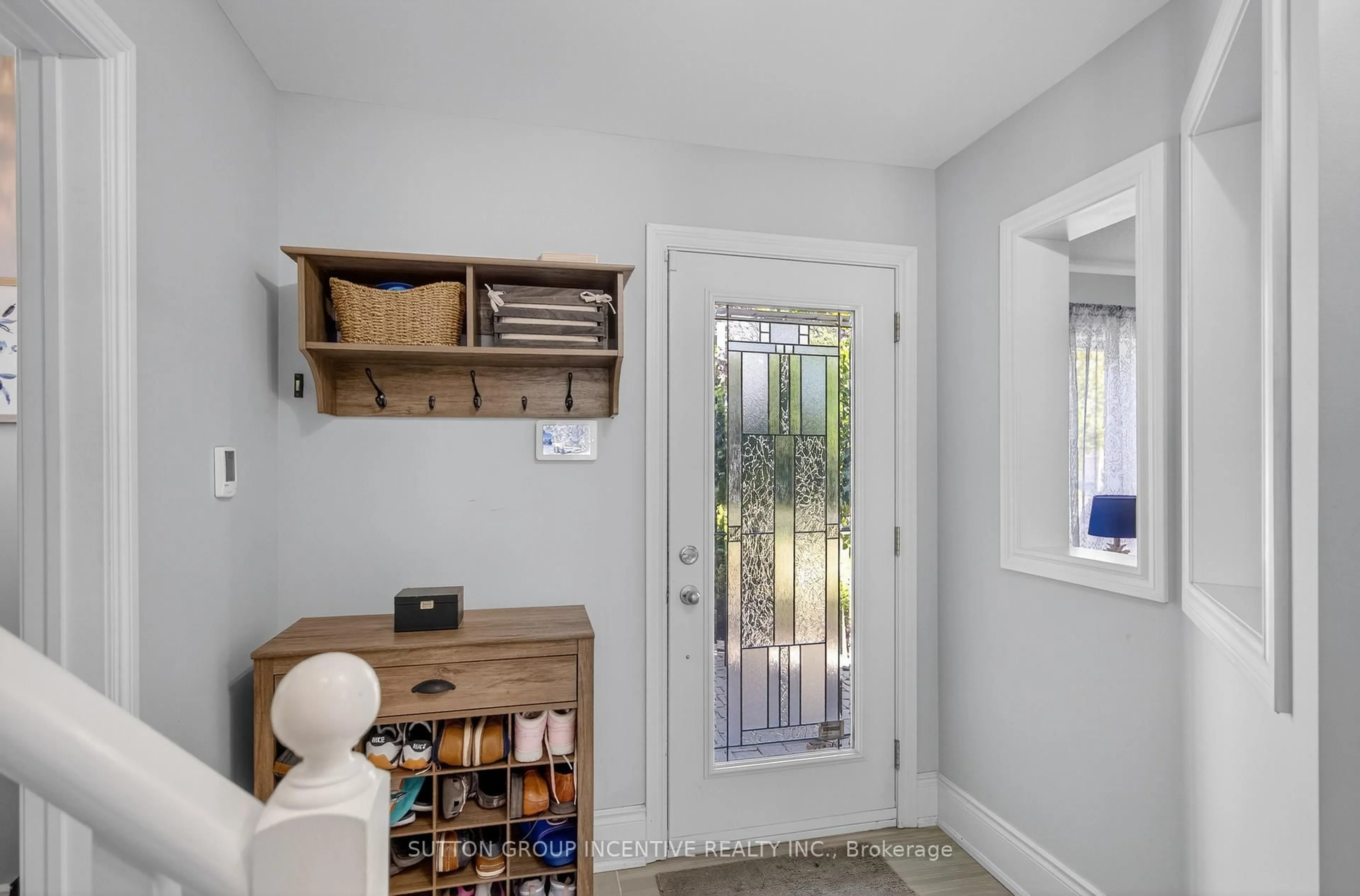 Indoor entryway for 1301 Forest St, Innisfil Ontario L9S 1Z7