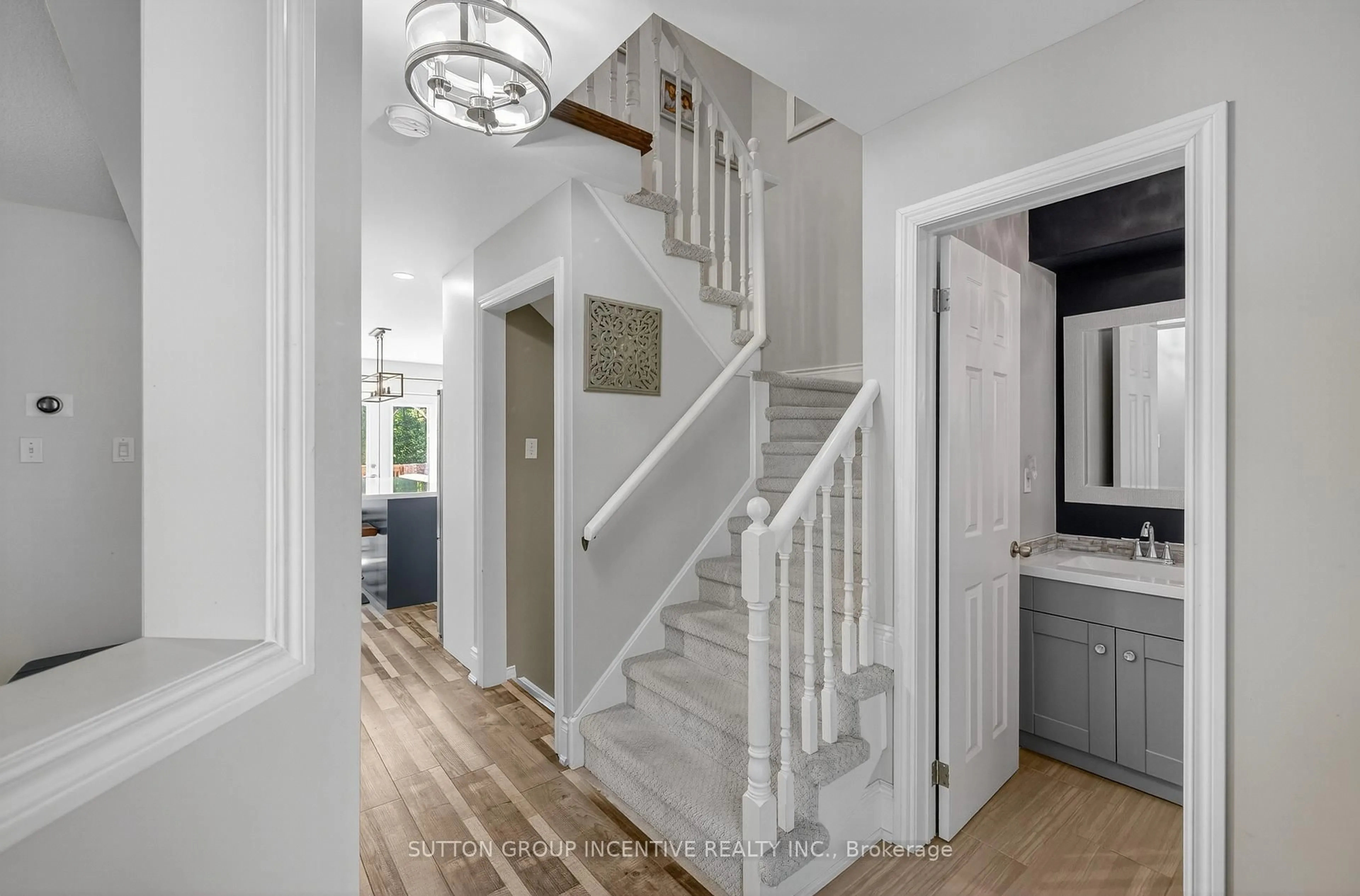 Indoor entryway for 1301 Forest St, Innisfil Ontario L9S 1Z7