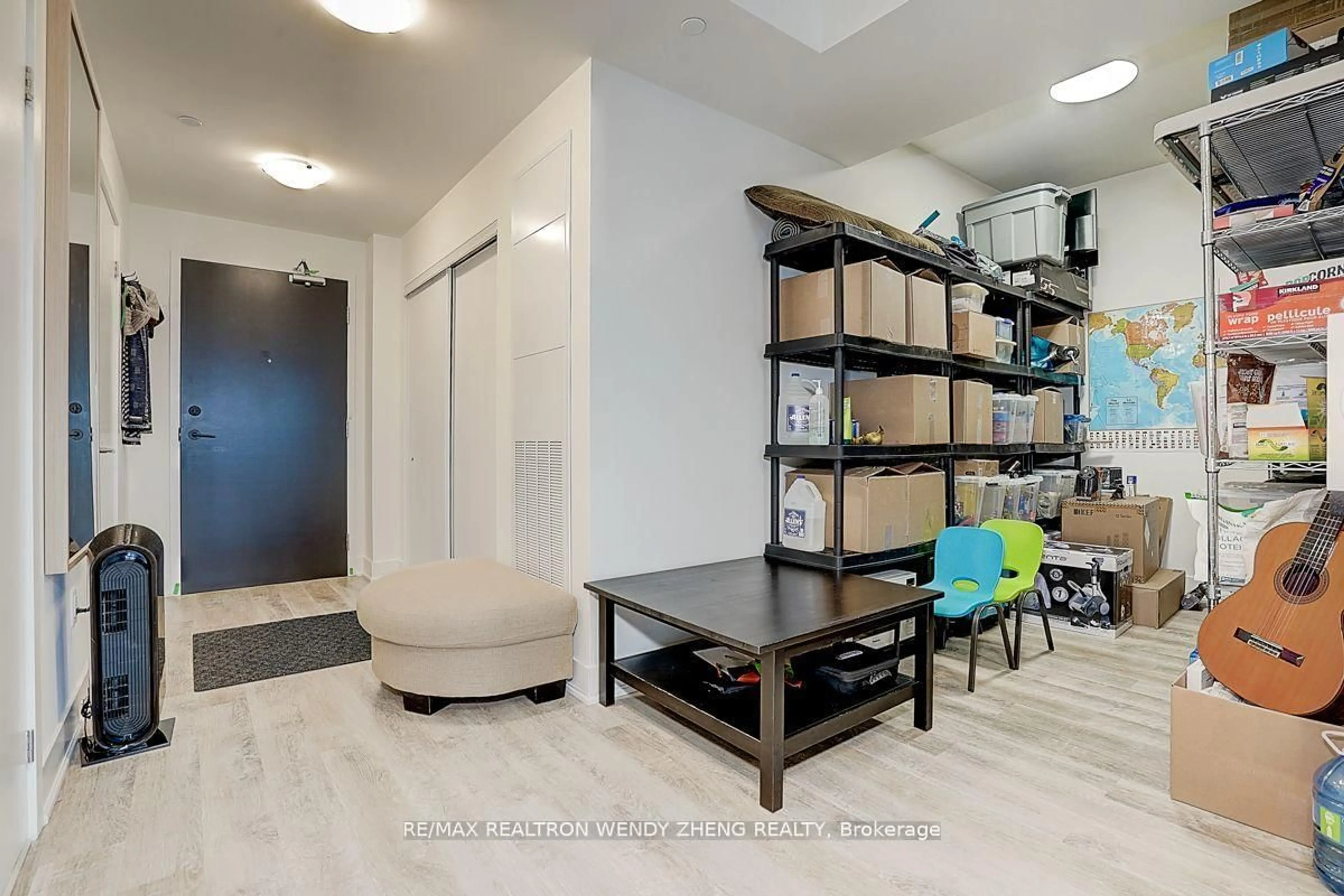 Indoor entryway for 185 Deerfield Rd #1201, Newmarket Ontario L3Y 0G7