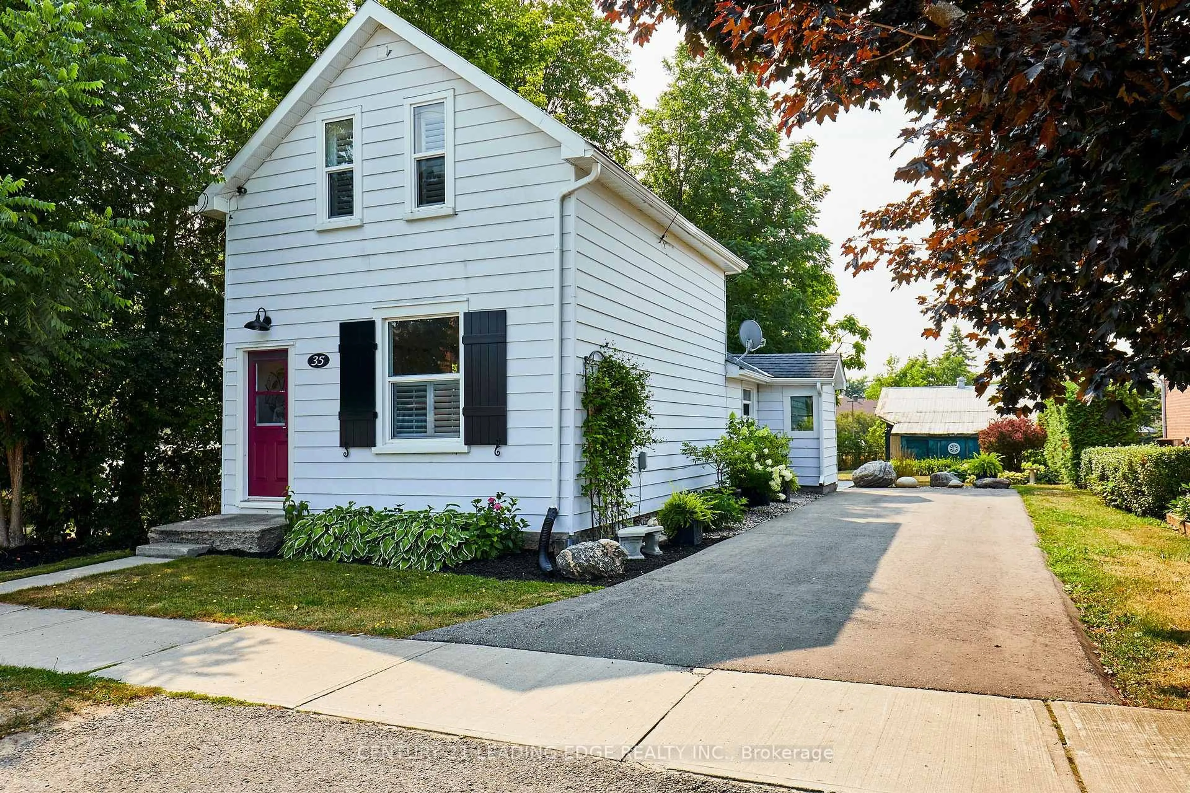Home with vinyl exterior material, street for 35 Jones St, Brock Ontario L0C 1H0