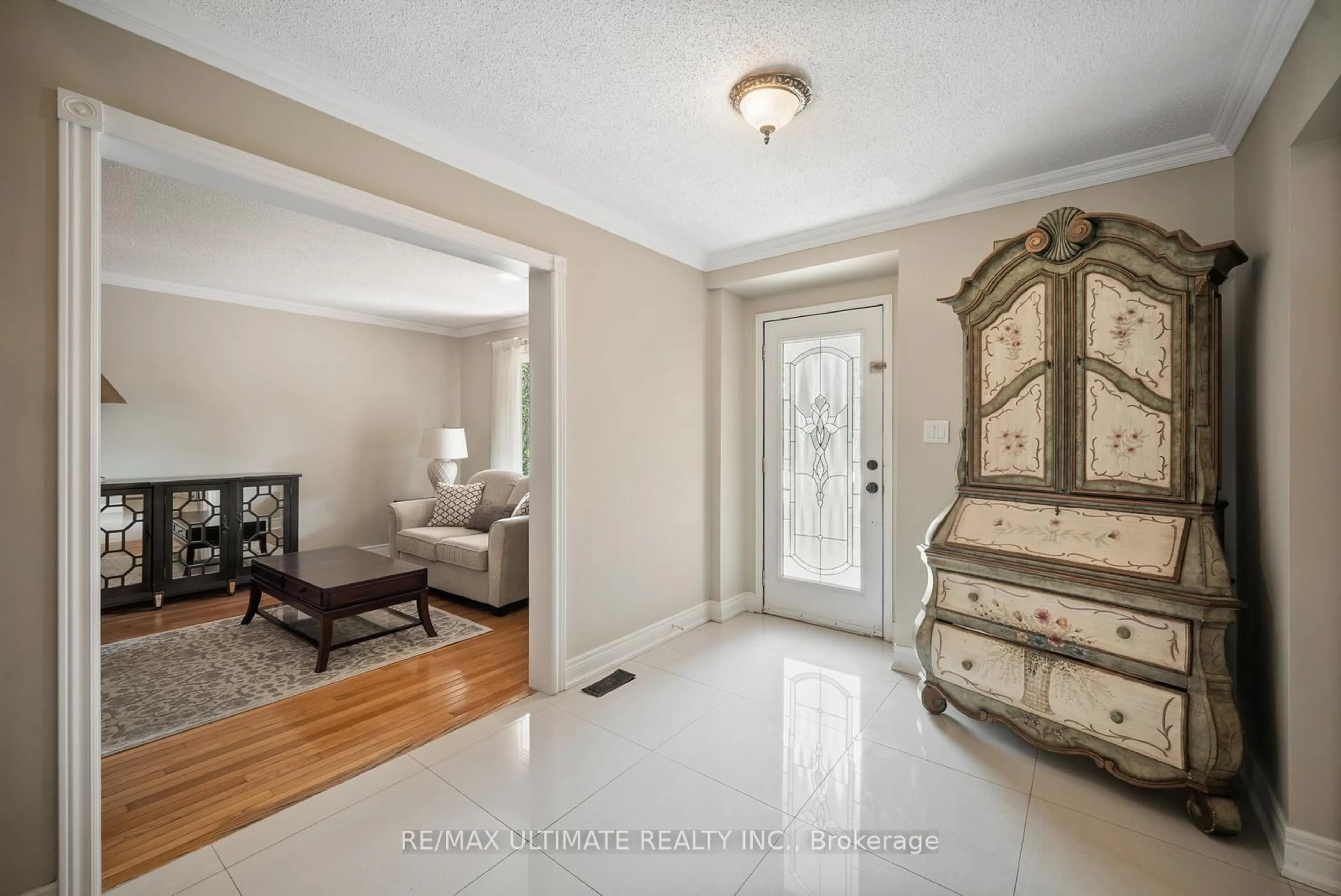 Indoor entryway for 210 Ridgefield Cres, Vaughan Ontario L6A 1J7