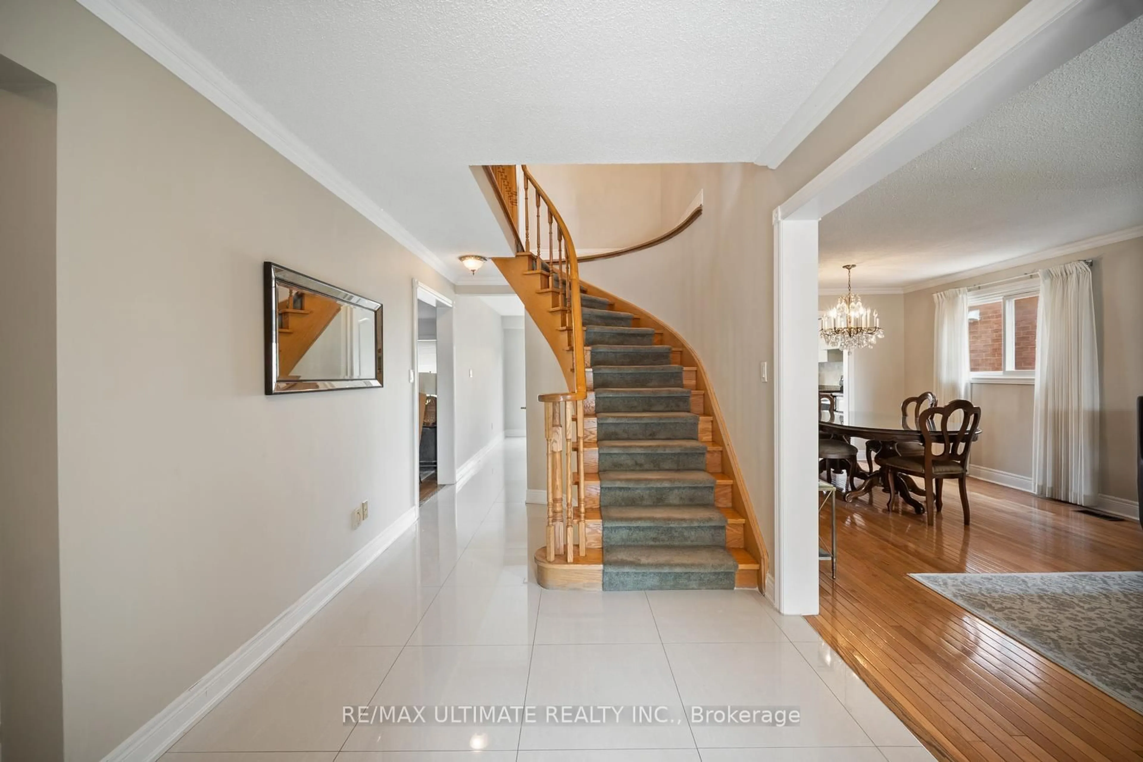 Indoor foyer for 210 Ridgefield Cres, Vaughan Ontario L6A 1J7