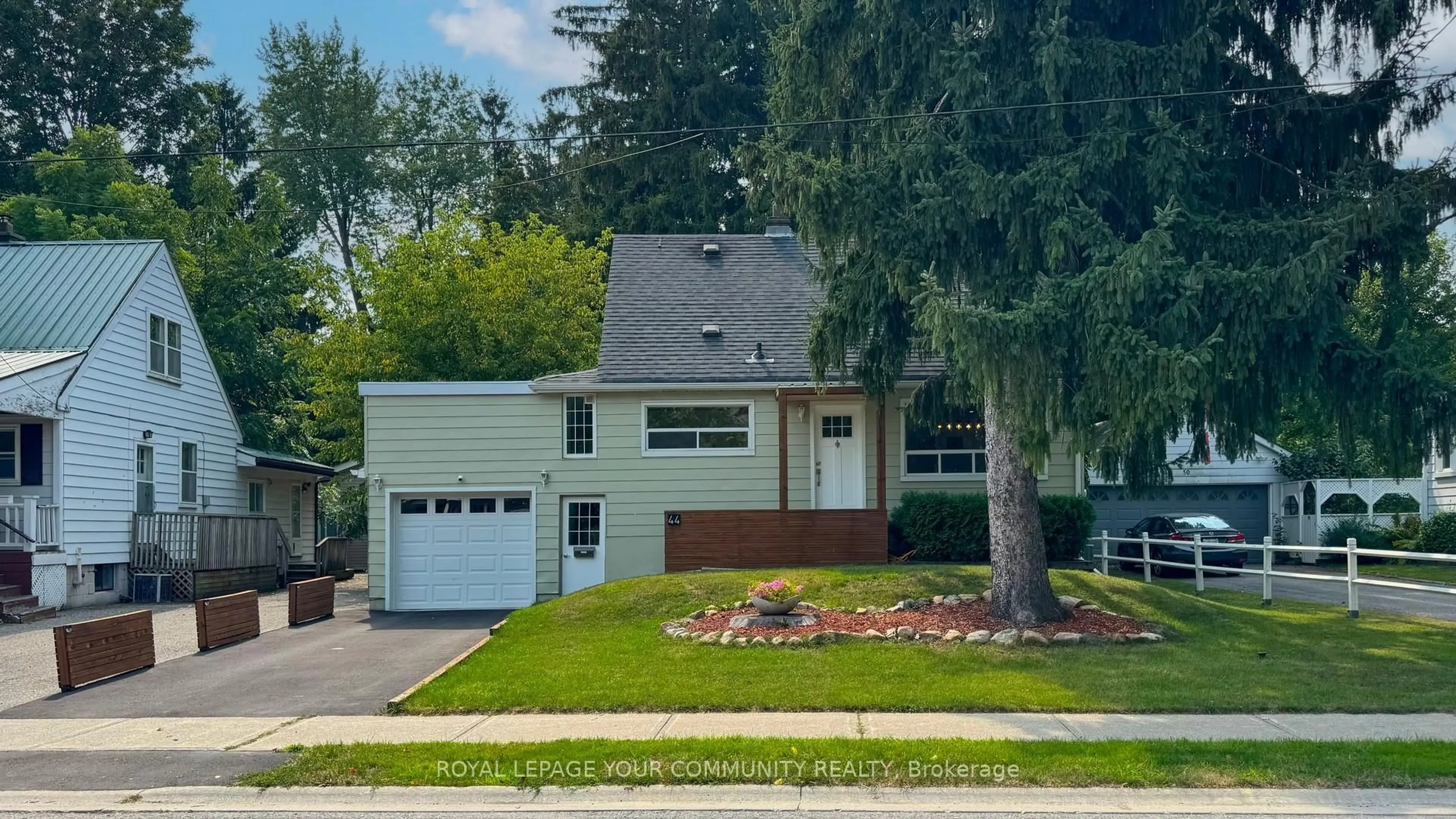 Home with vinyl exterior material, street for 44 Reaman St, Richmond Hill Ontario L4C 4P1