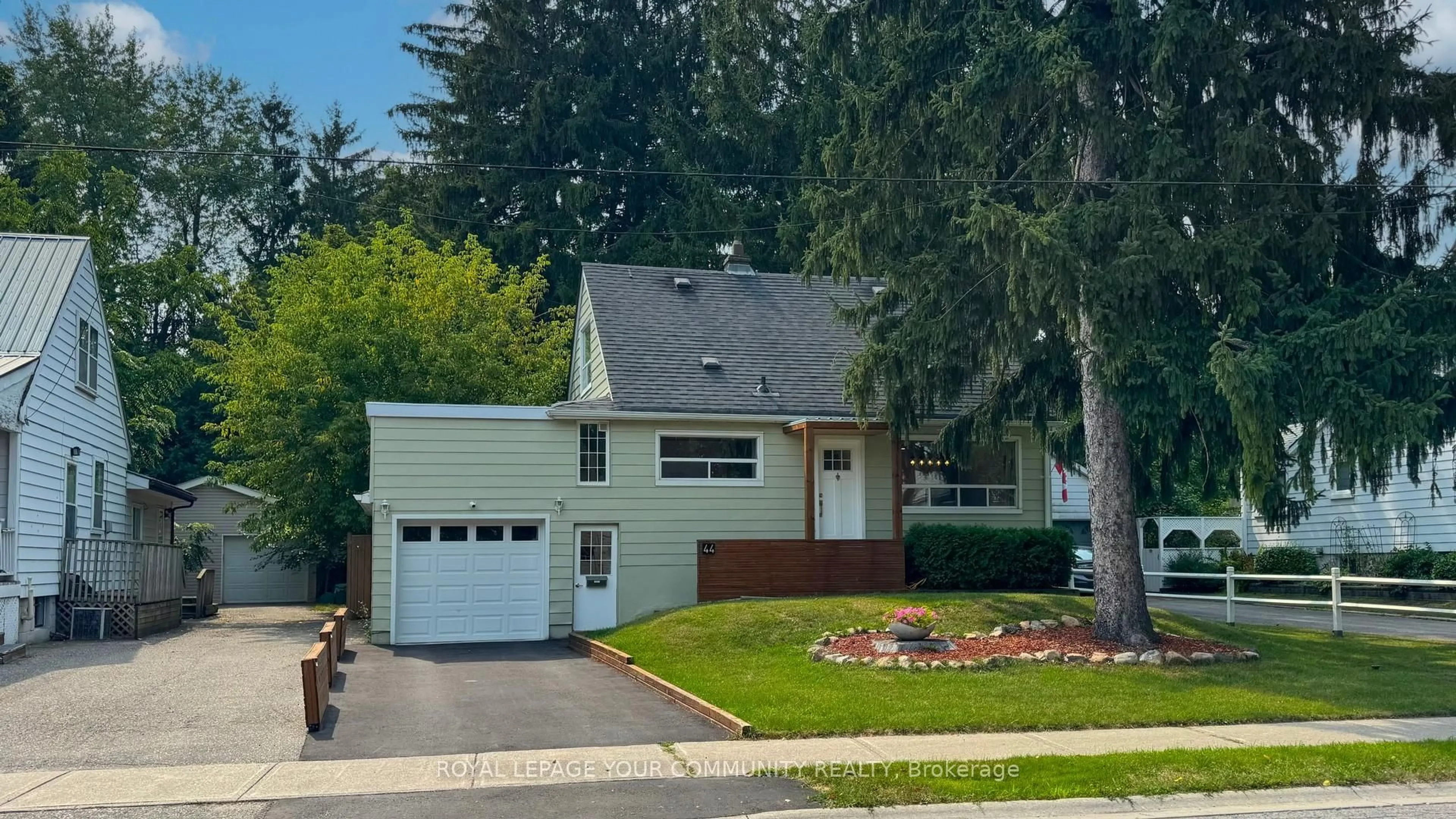 Home with vinyl exterior material, street for 44 Reaman St, Richmond Hill Ontario L4C 4P1
