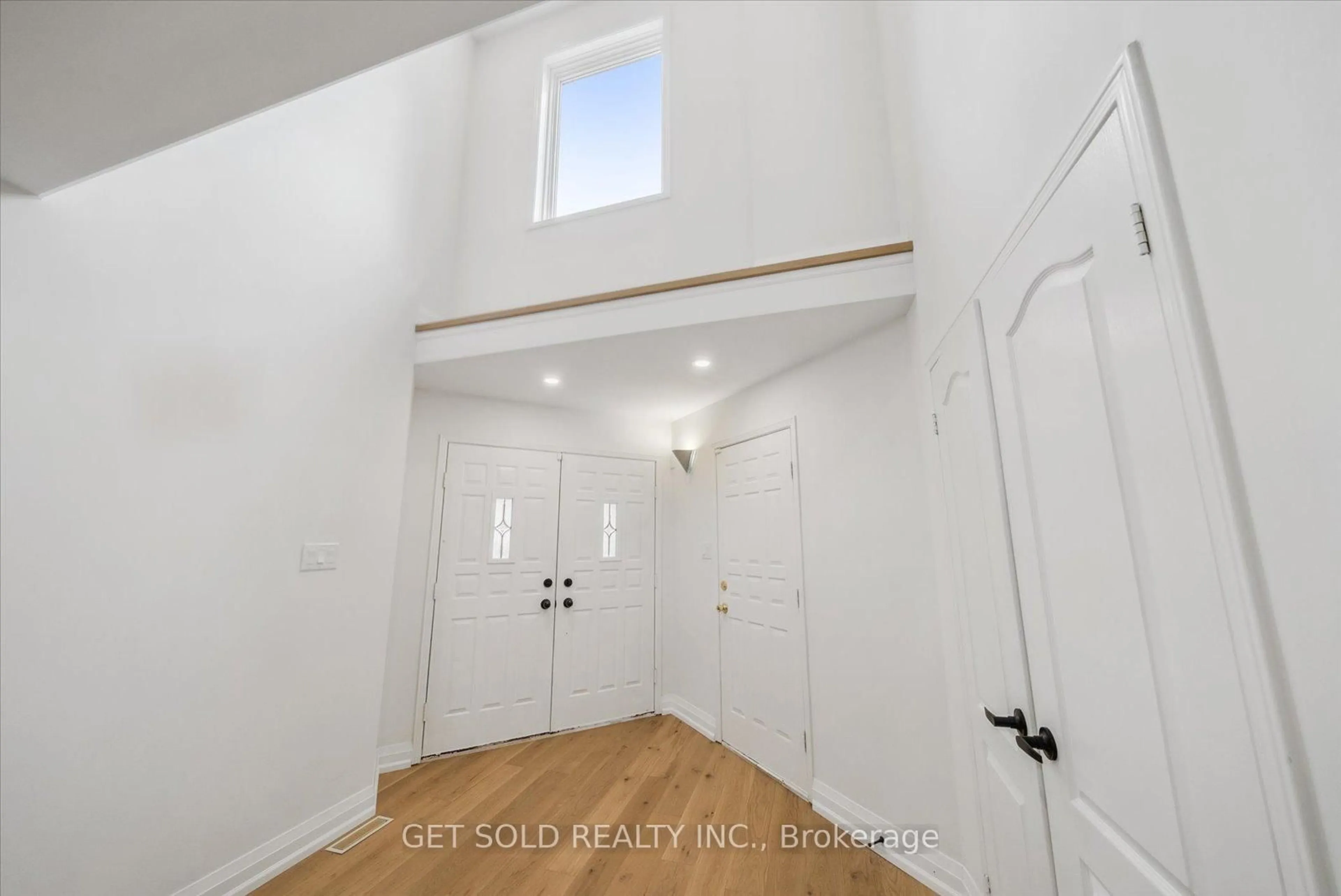 Indoor entryway for 27 Edenbridge Dr, Vaughan Ontario L4J 7V1