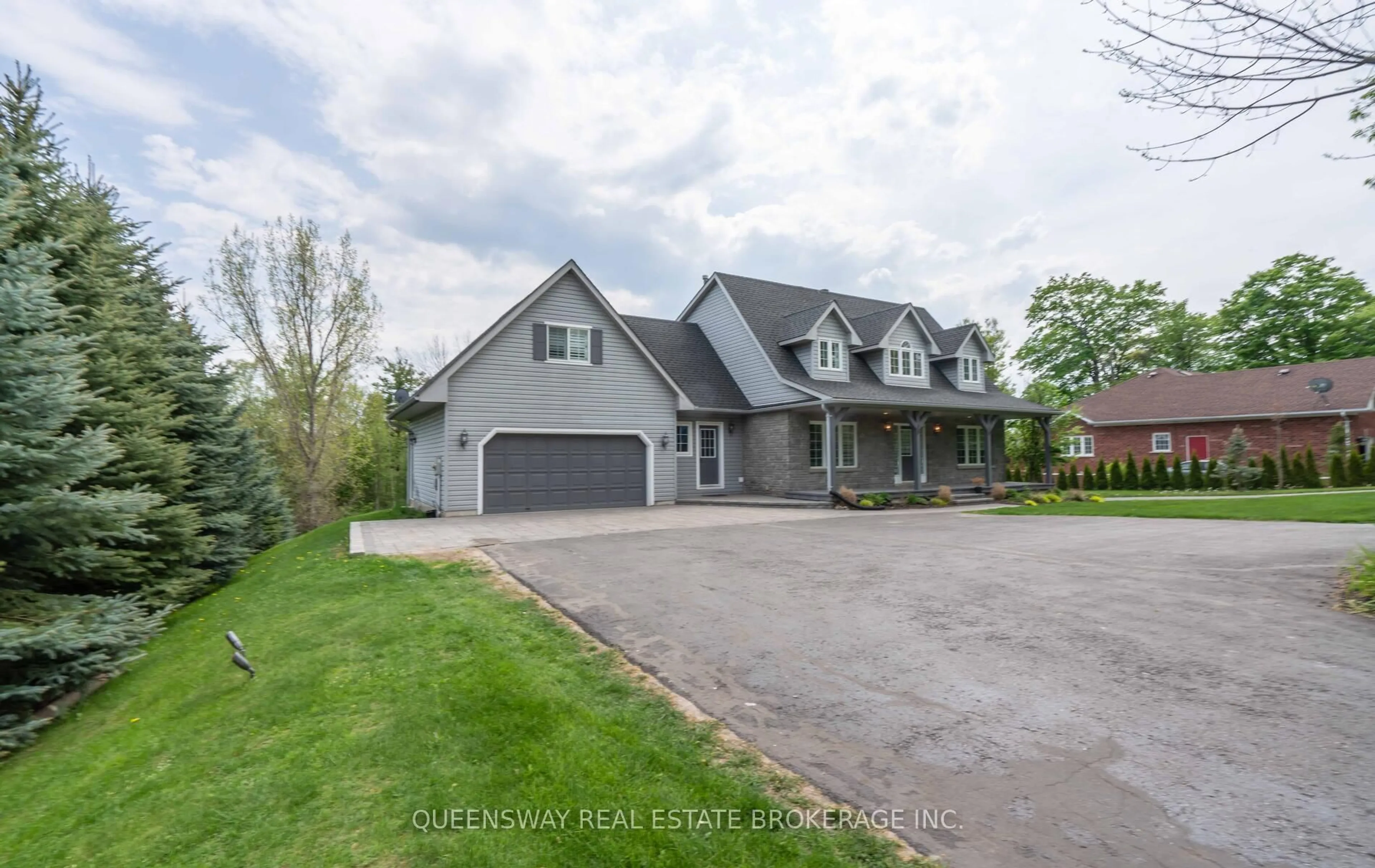 A pic from outside/outdoor area/front of a property/back of a property/a pic from drone, street for 1841 Forest Valley Dr, Innisfil Ontario L9S 4A4