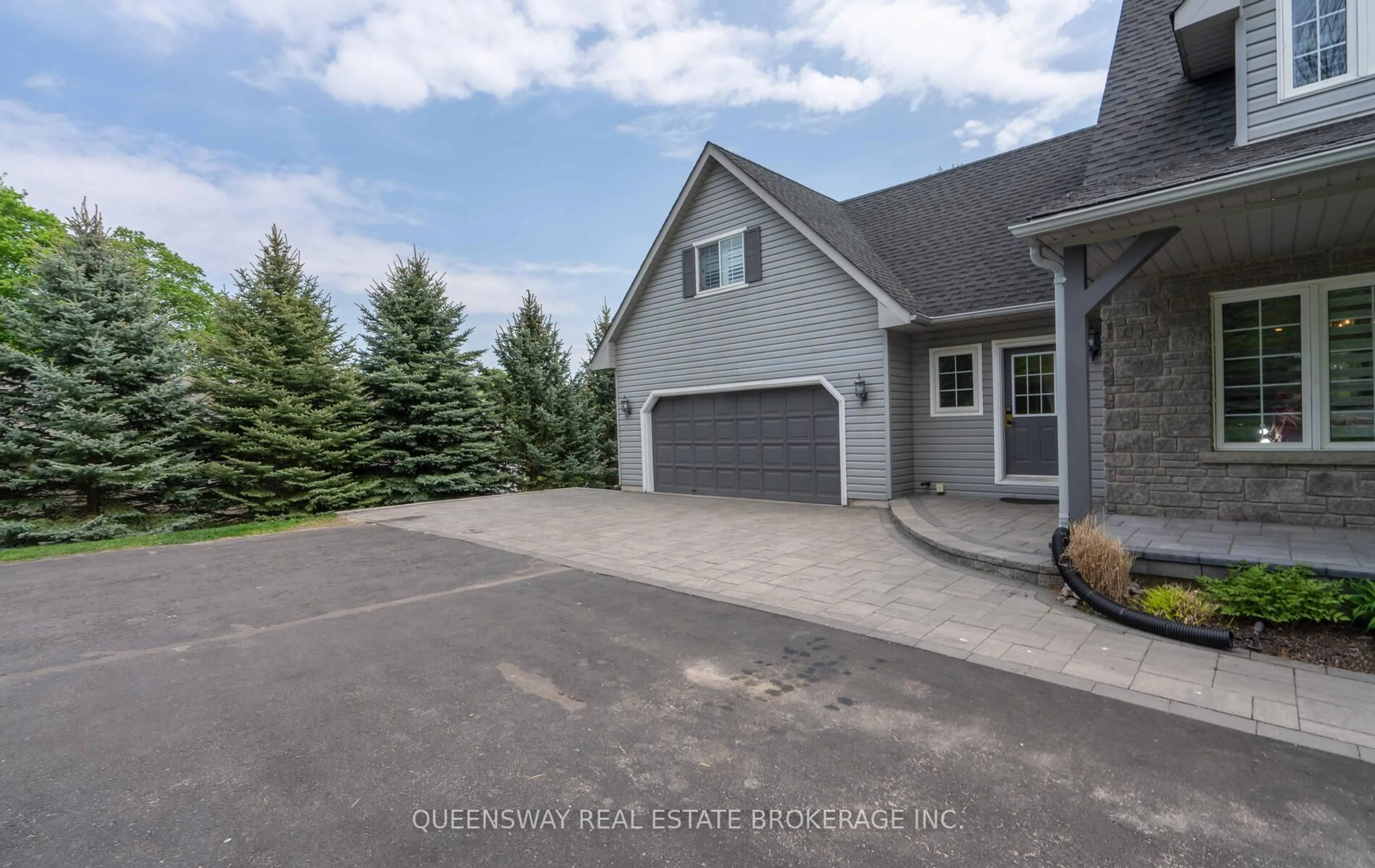 A pic from outside/outdoor area/front of a property/back of a property/a pic from drone, street for 1841 Forest Valley Dr, Innisfil Ontario L9S 4A4