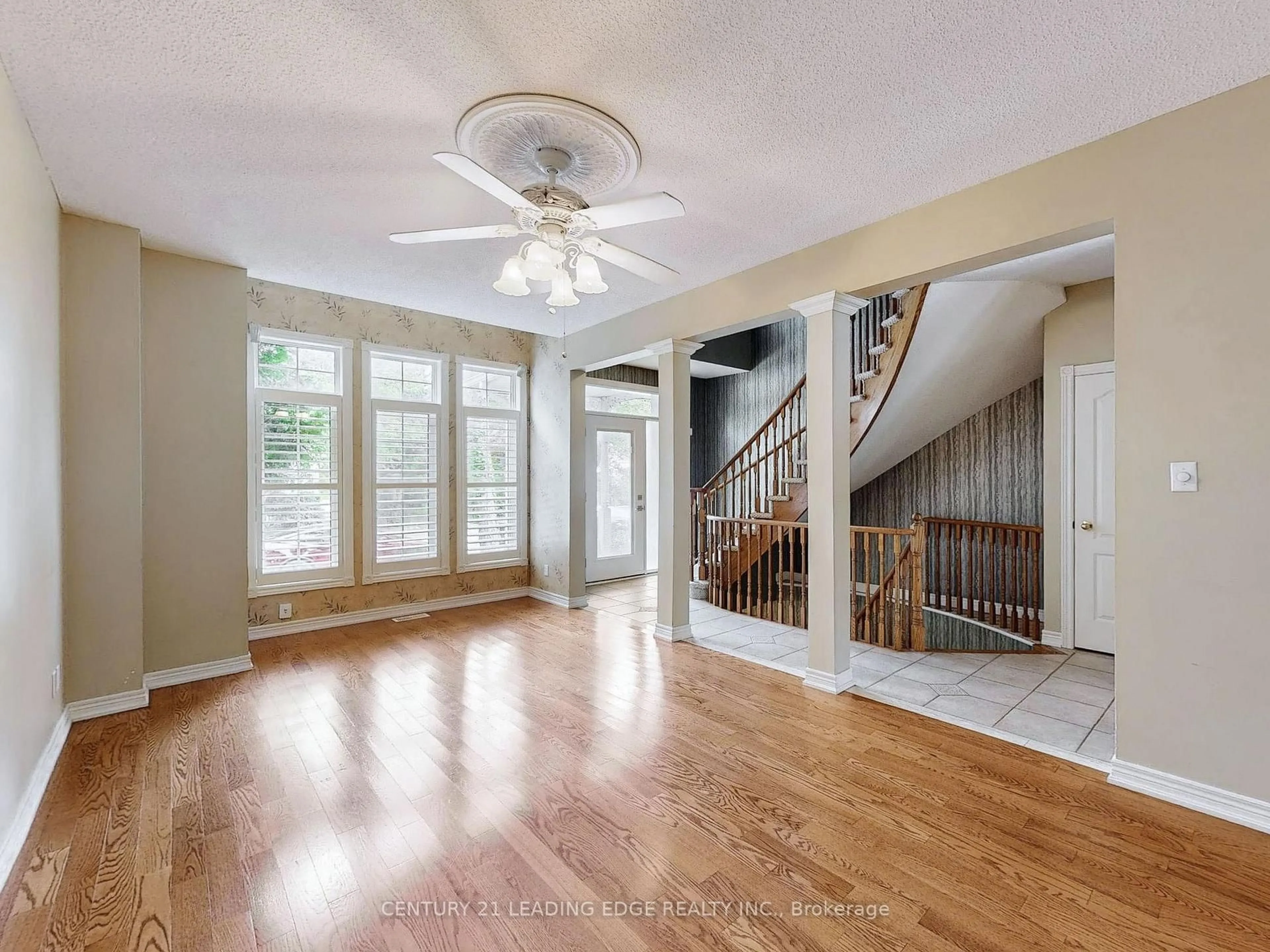 Indoor entryway for 977 Lake Dr, Georgina Ontario L0E 1L0