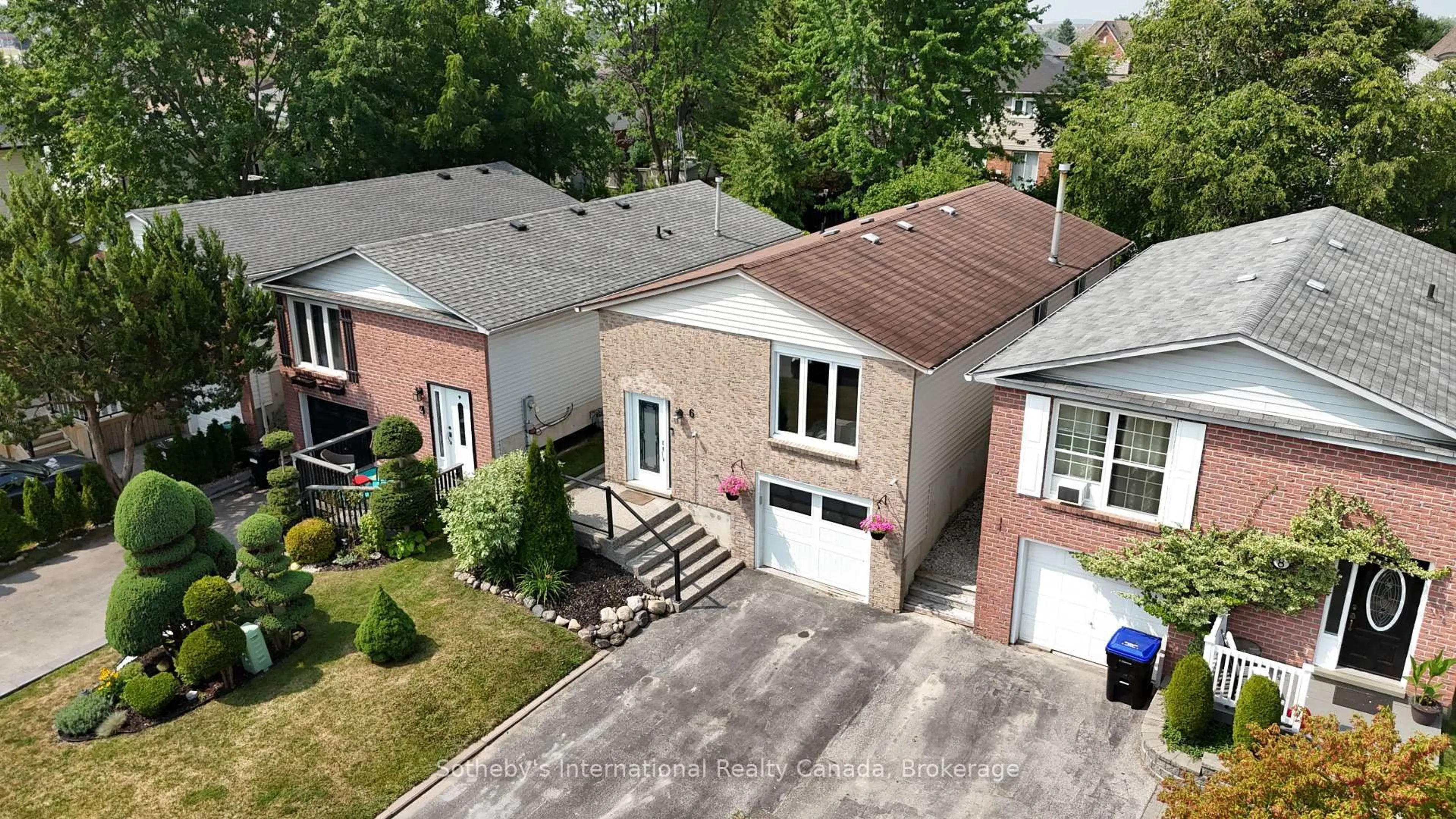 A pic from outside/outdoor area/front of a property/back of a property/a pic from drone, street for 6 Longview Dr, Bradford West Gwillimbury Ontario L3Z 2H1