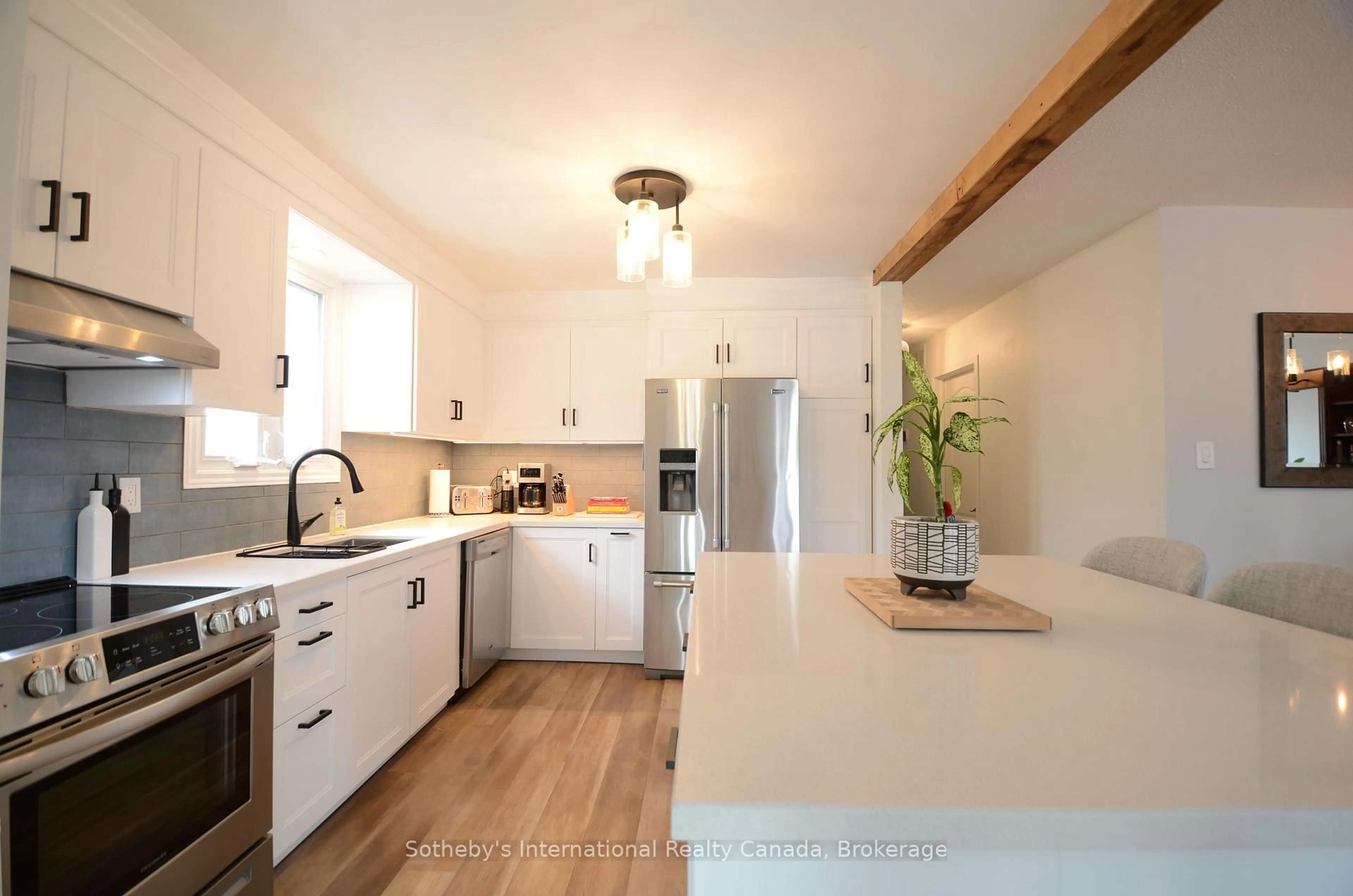 Open concept kitchen, unknown for 6 Longview Dr, Bradford West Gwillimbury Ontario L3Z 2H1