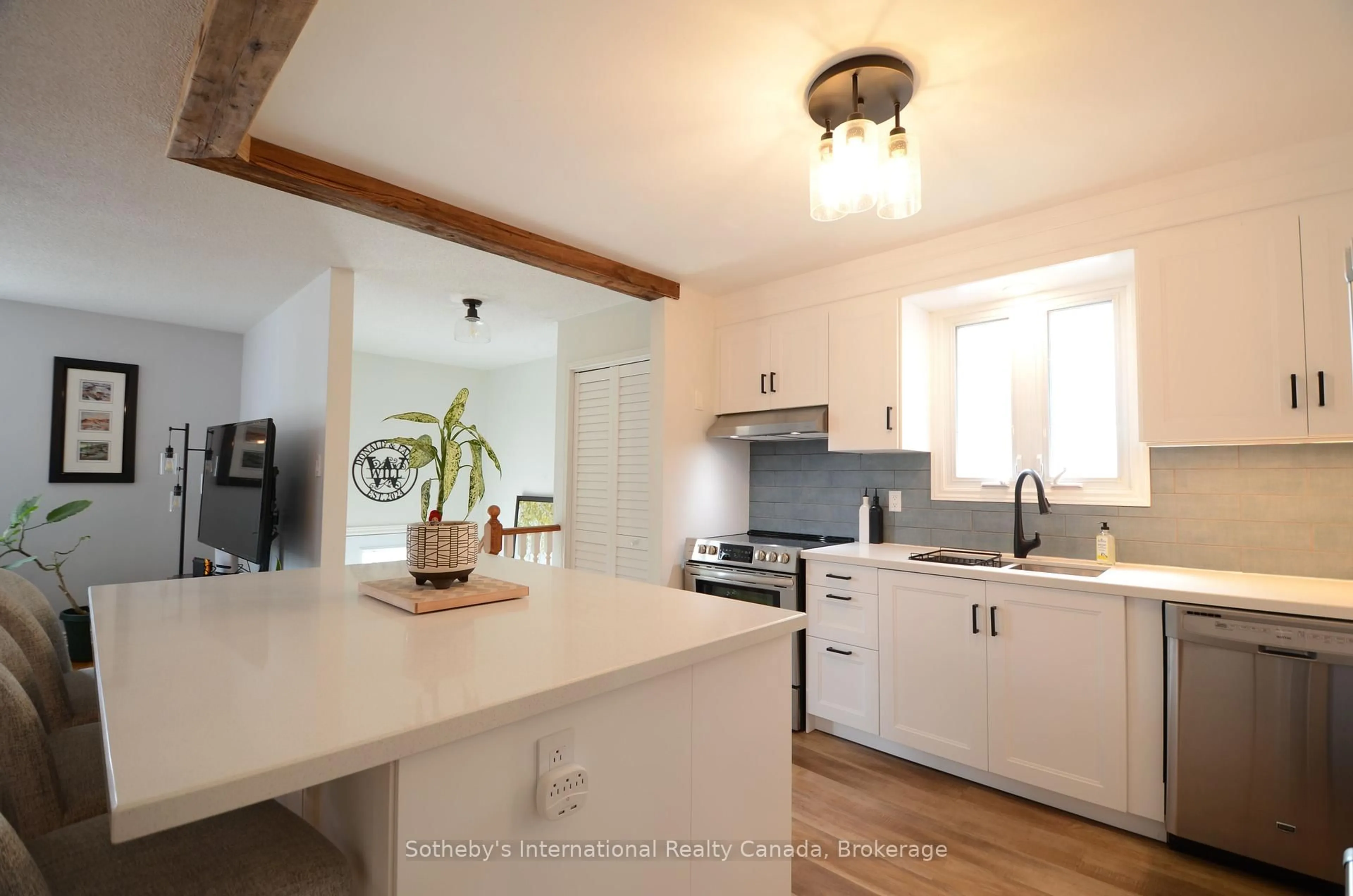 Open concept kitchen, unknown for 6 Longview Dr, Bradford West Gwillimbury Ontario L3Z 2H1