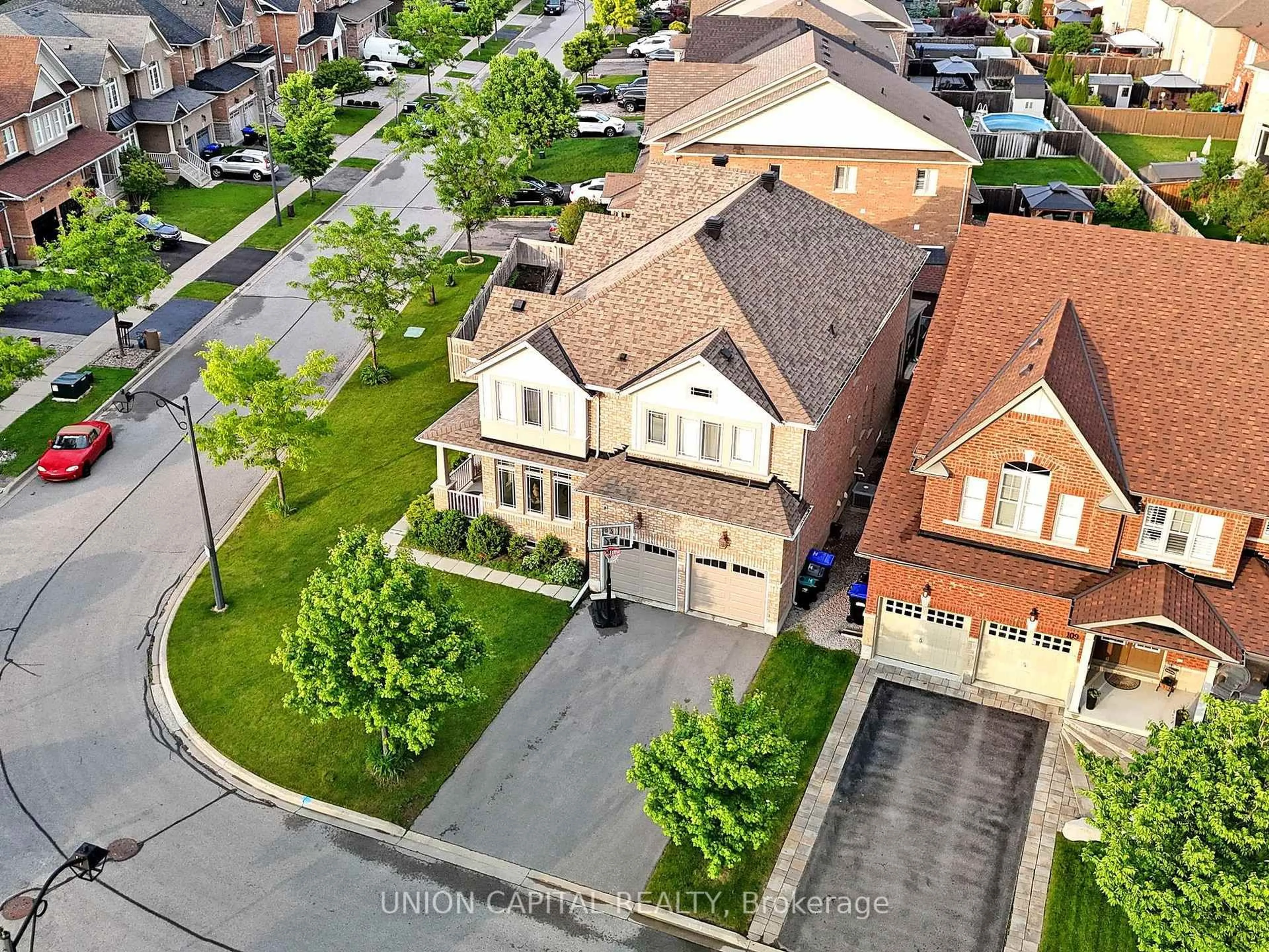 A pic from outside/outdoor area/front of a property/back of a property/a pic from drone, street for 83 Mooney St, Bradford West Gwillimbury Ontario L3Z 0K7