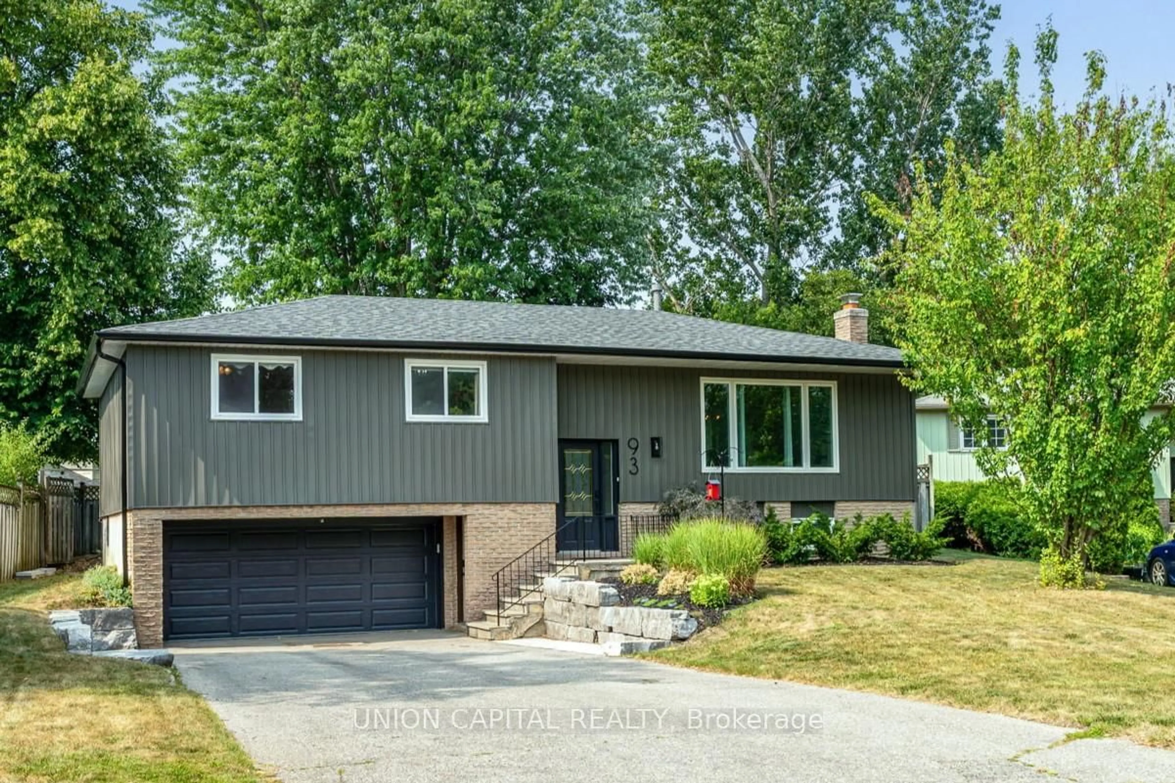 Home with vinyl exterior material, street for 93 Booth Dr, Whitchurch-Stouffville Ontario L4A 4K4