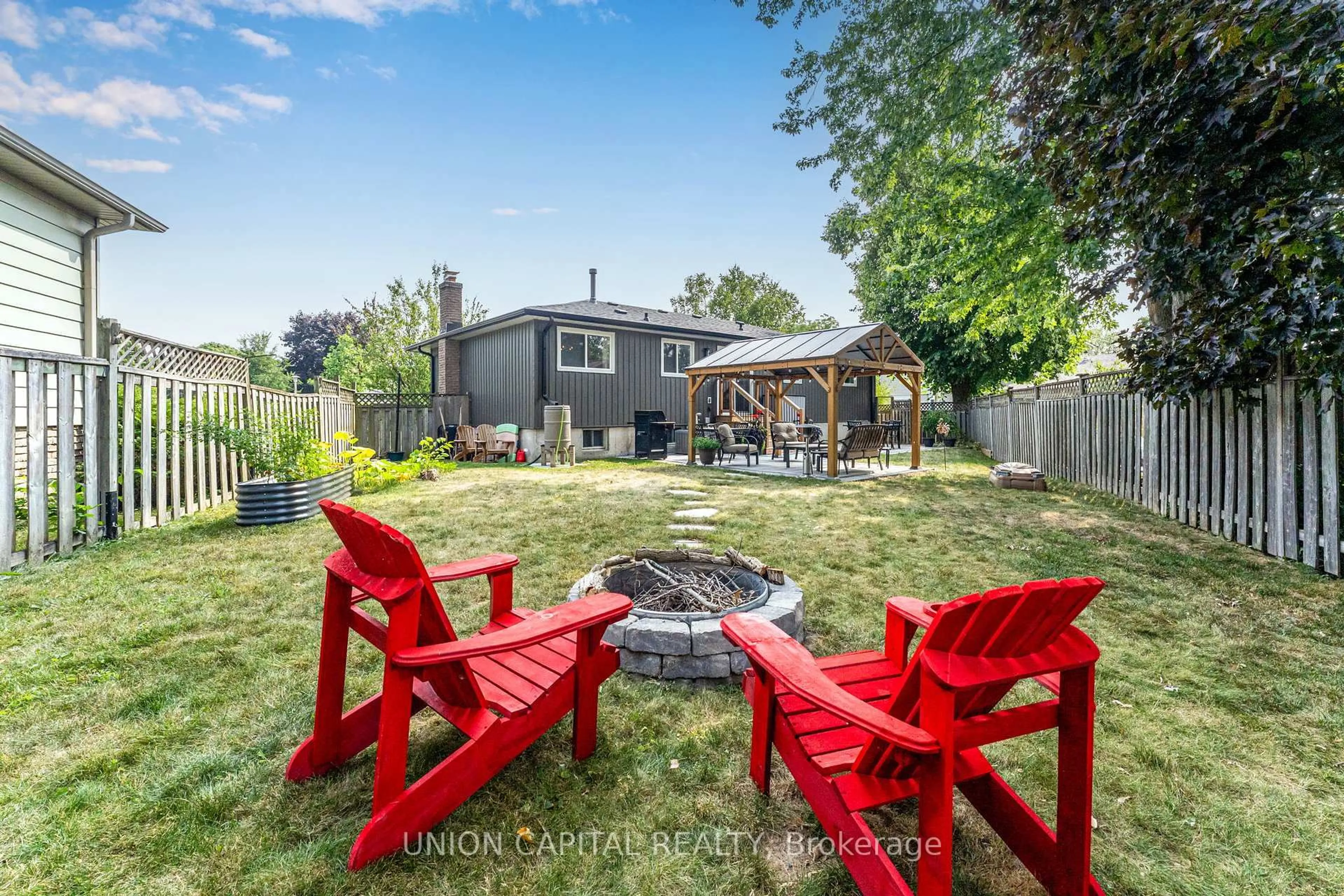 Patio, street for 93 Booth Dr, Whitchurch-Stouffville Ontario L4A 4K4