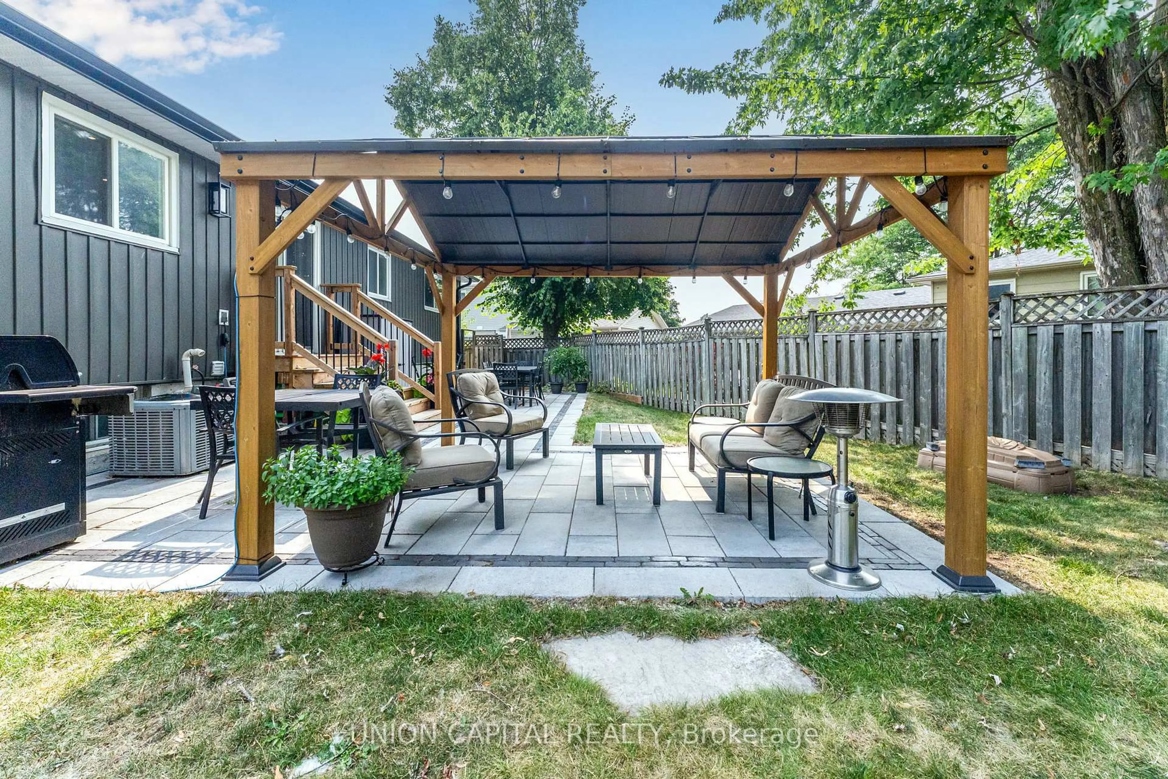Patio, street for 93 Booth Dr, Whitchurch-Stouffville Ontario L4A 4K4