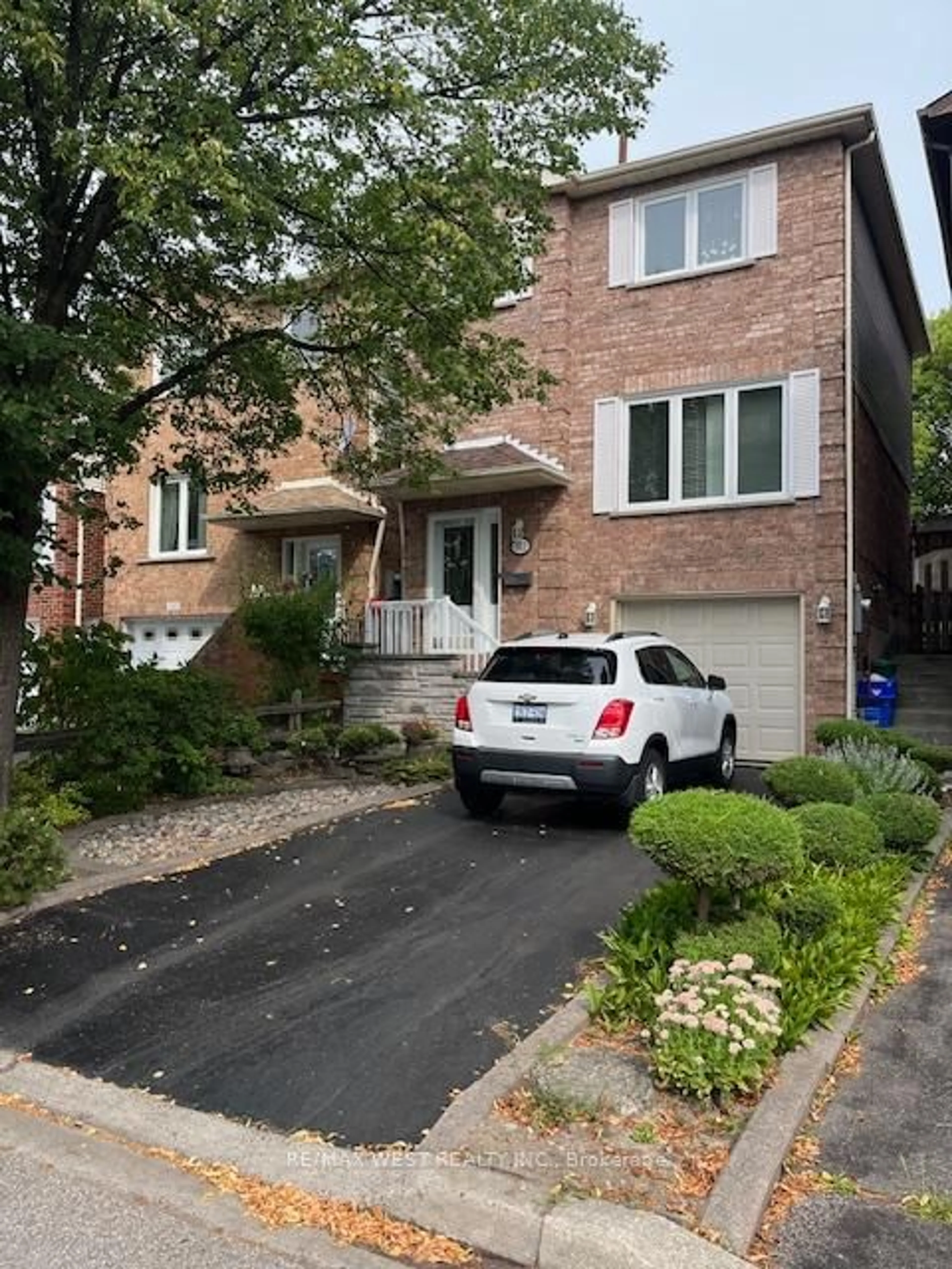 Home with brick exterior material, street for 102 Swinton Cres, Vaughan Ontario L4J 3V5