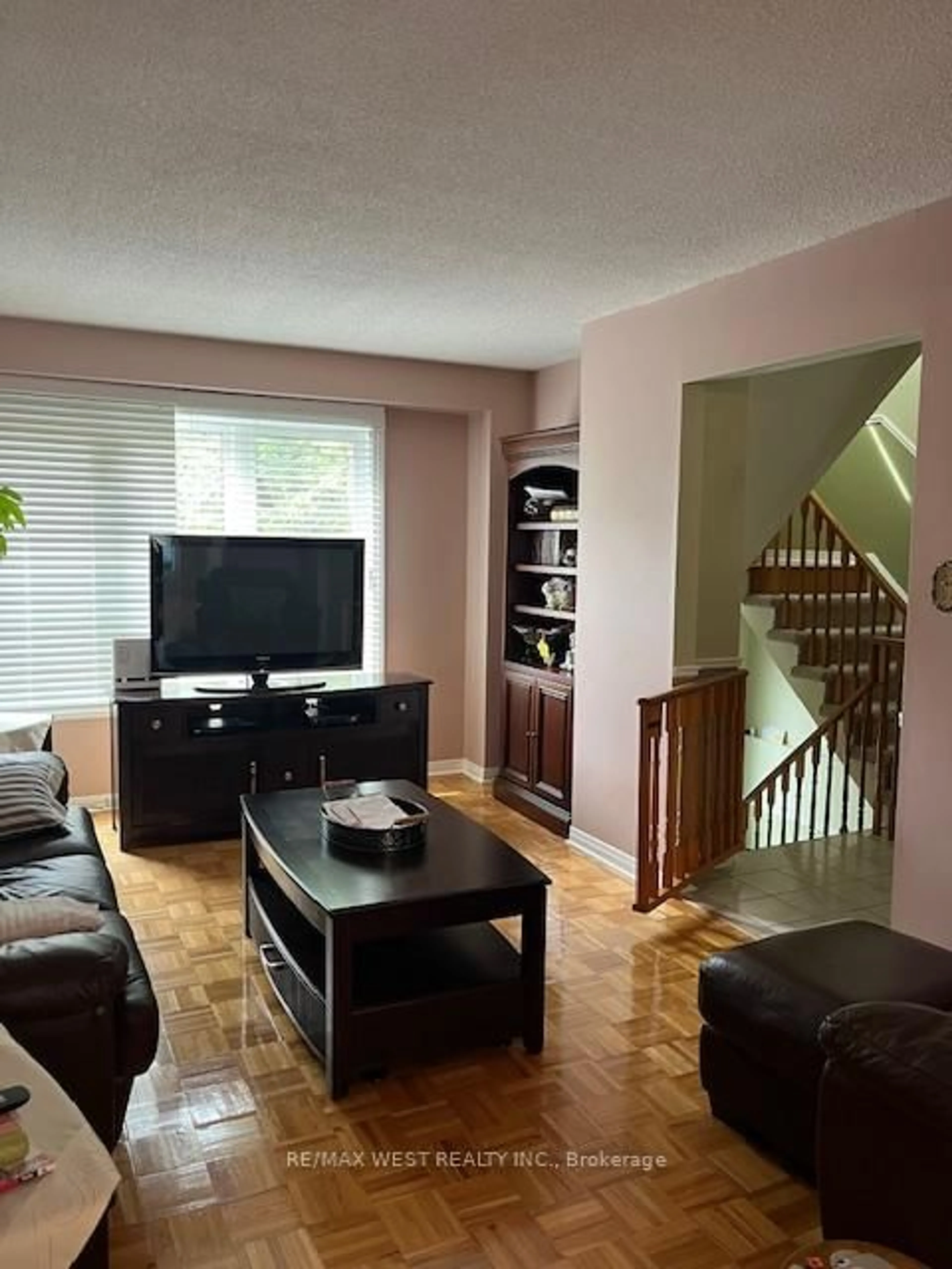 Living room with furniture, unknown for 102 Swinton Cres, Vaughan Ontario L4J 3V5